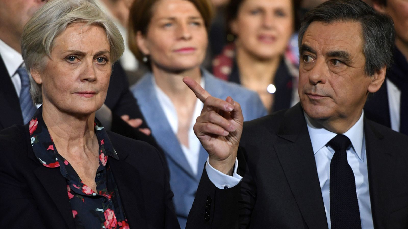 El candidato francés al Eliseo François Fillon y su mujer, Penélope.