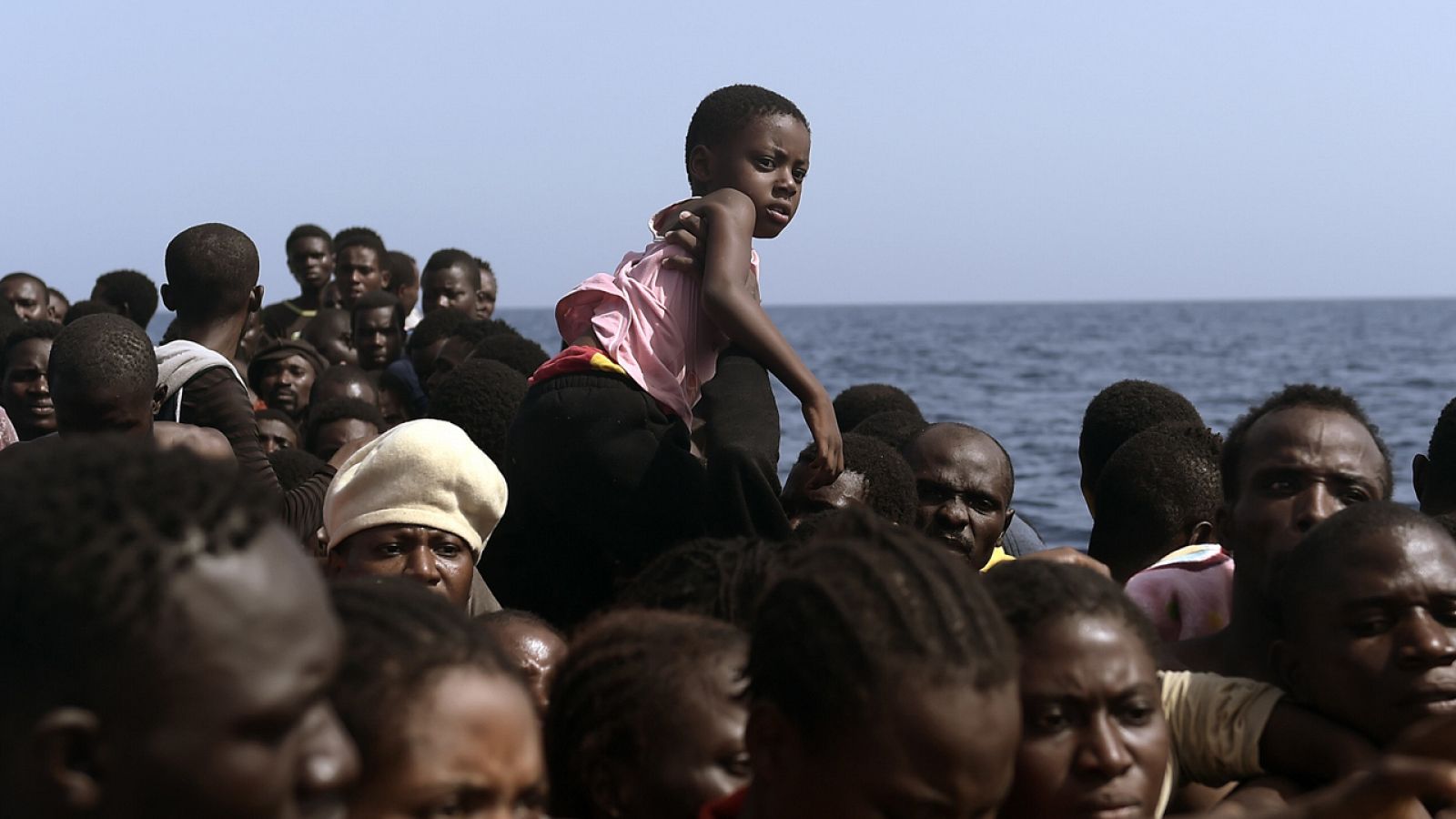 Migrantes aguardan a ser rescatados por miembros de la ONG Proactiva Open Arms frente a las costas libias en 2016