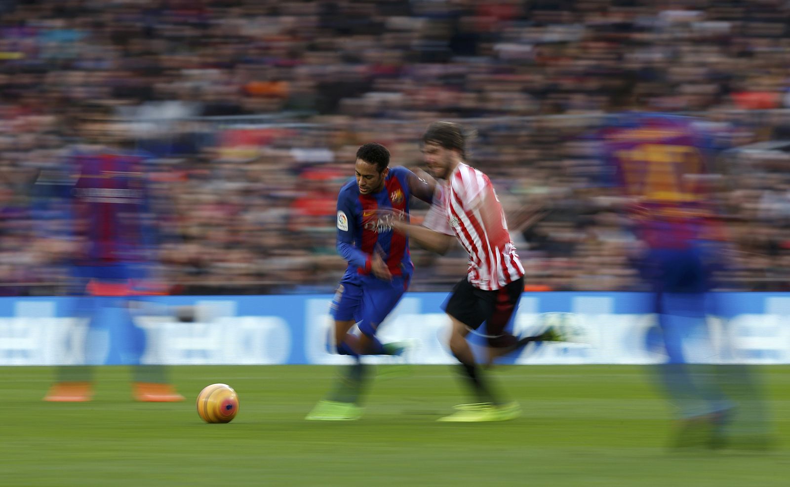 Lance del Barça-Athletic en el que Neymar (i) y Yerai pelean por el balón.