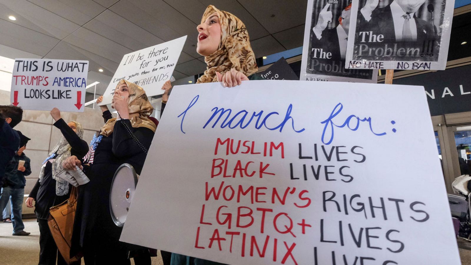 Manifestantes de Siria en las protestas de este sábado, 4 de febrero de 2017. en el aeropuerto de Los Ángeles, California.