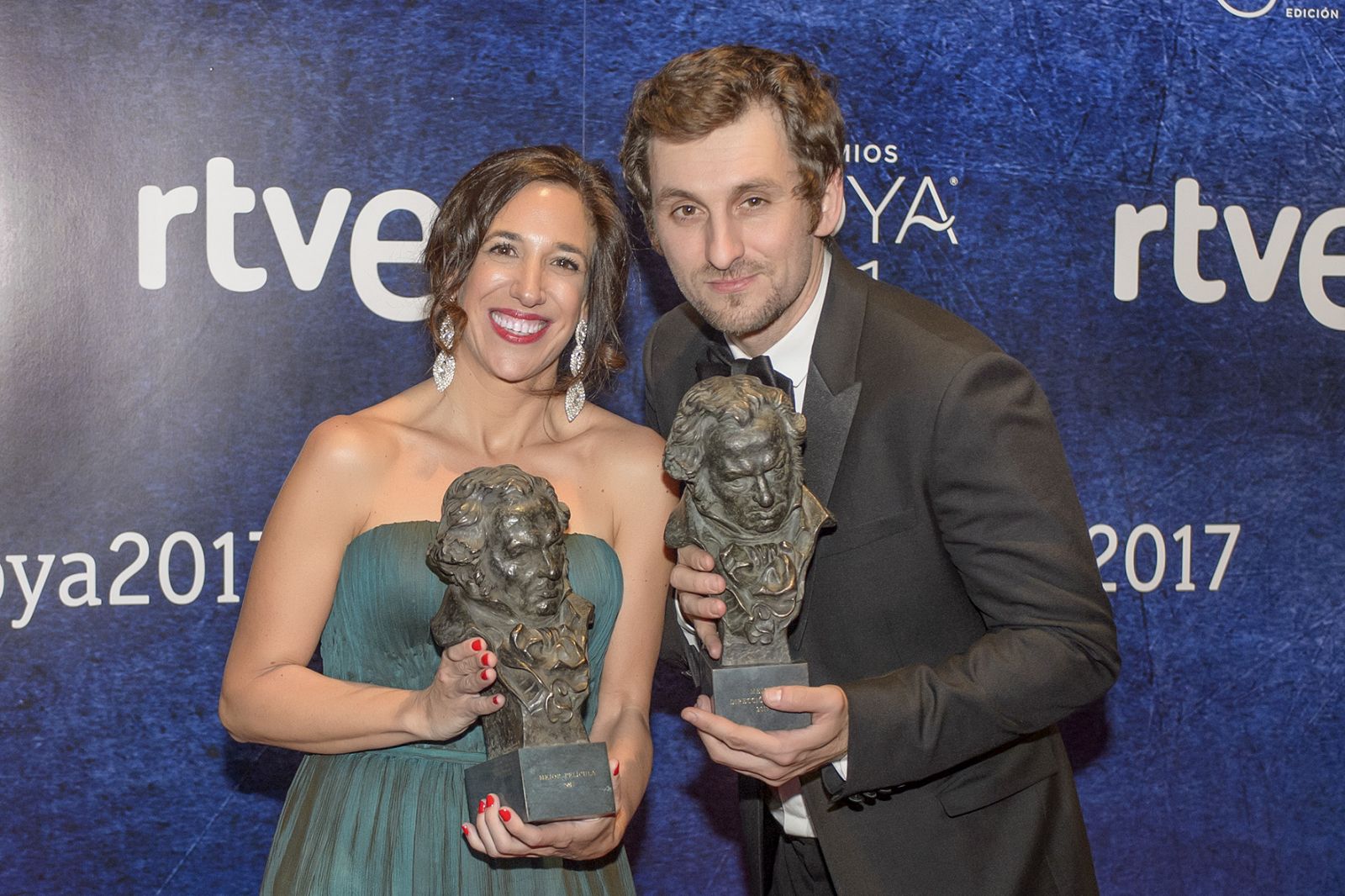 Raúl Árevalo y Beatriz Bodegas, director y productora de la película 'Tardes para la ira' galardonada con 4 Goyas