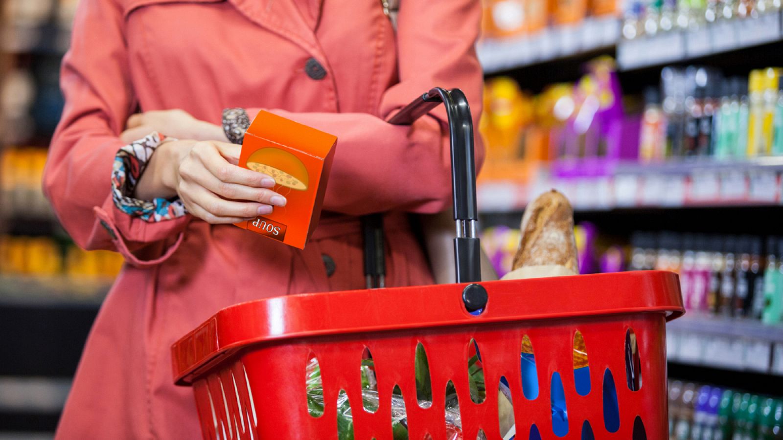 Una mujer compra en un supermercado.