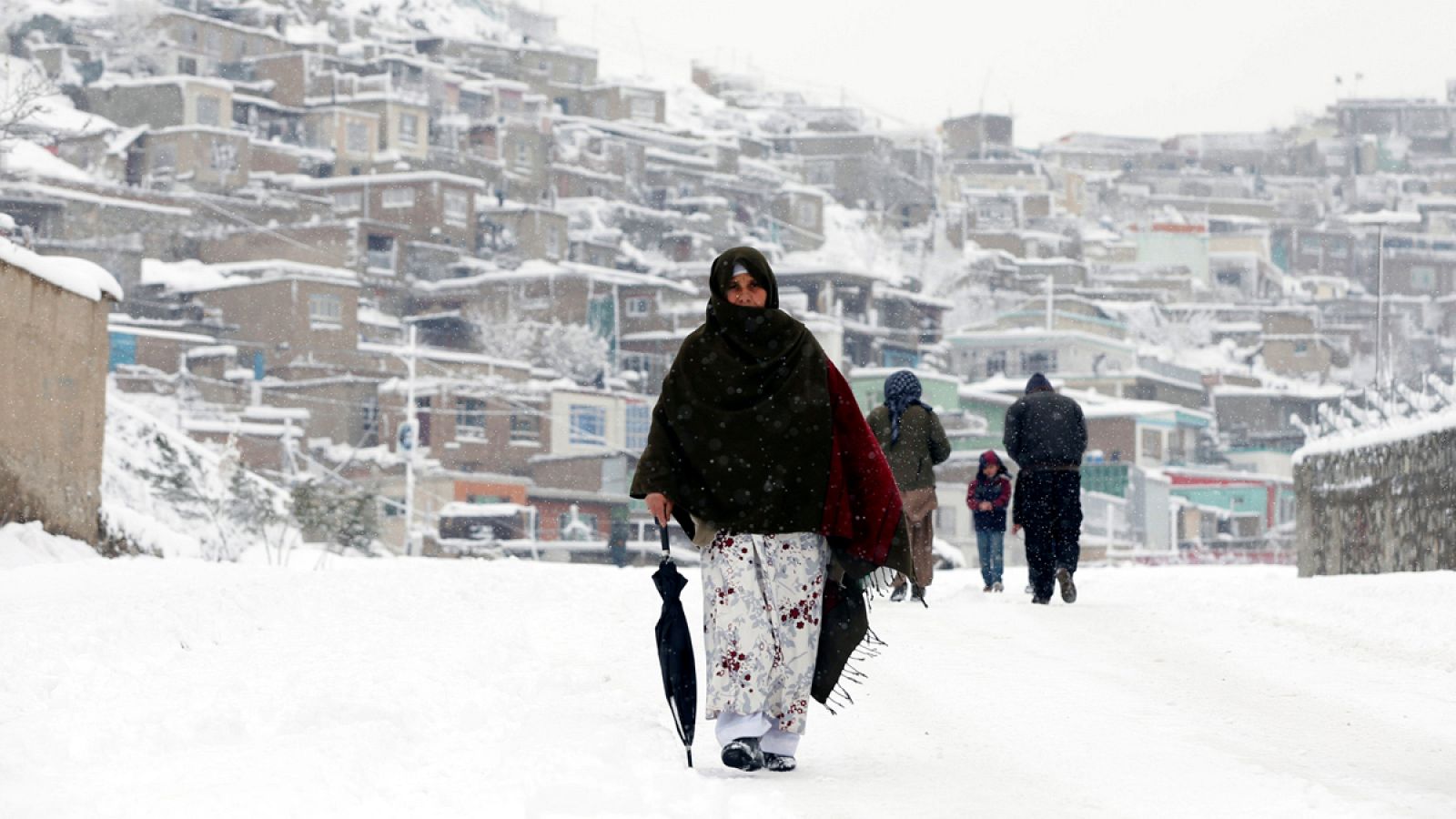 Una mujer camina por una calle de Kabul
