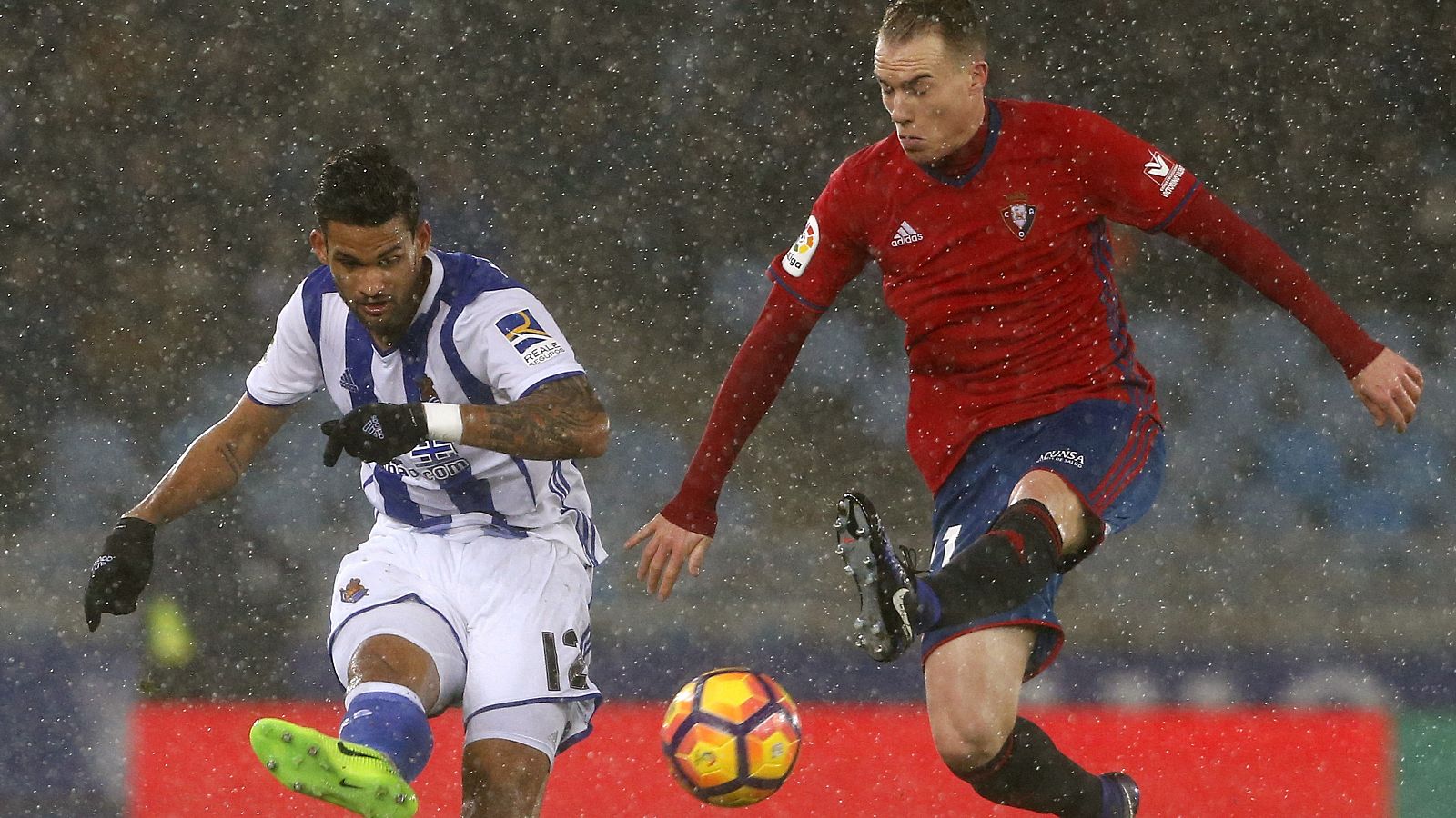 Willian José (i), de la Real, chuta a puerta ante Carlos Clerc, defensa de Osasuna