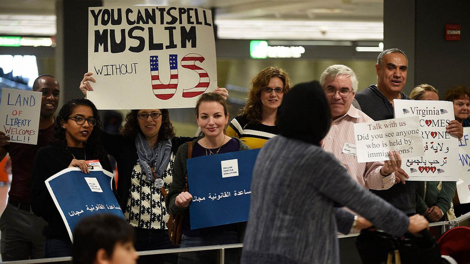 Manifestantes dan la bienvenida a los pasajeros en el aeropuerto de Dulles, en Sterling, Virginia, Estados Unidos