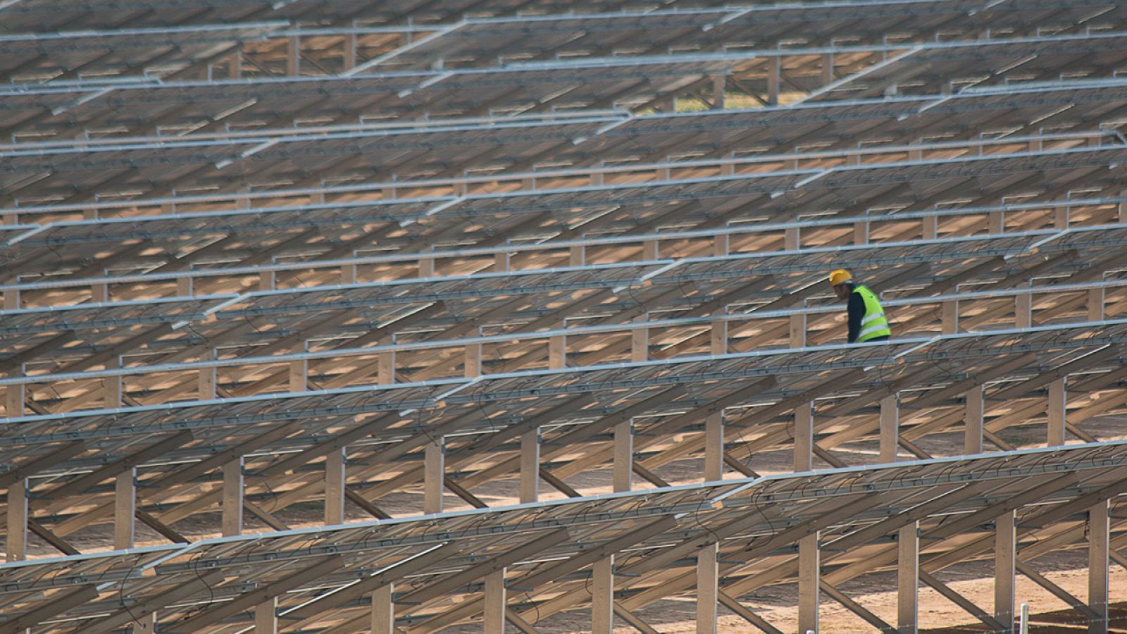 Imagen de la construcción de la planta fotovoltaica de Som Energia en Alcolea del Río, en Sevilla