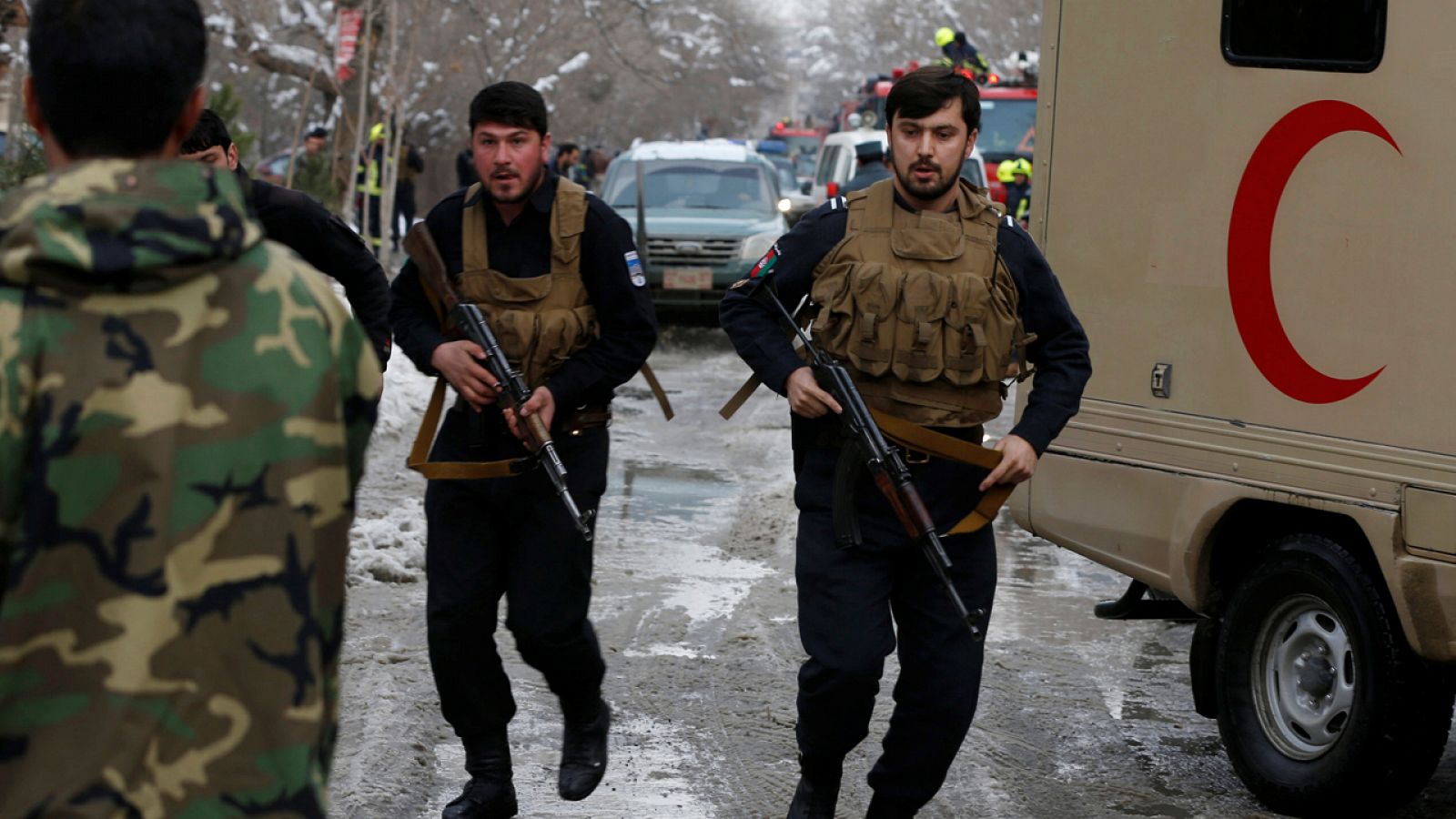 Policías afganos acuden al lugar de una explosión en Kabul, Afganistán