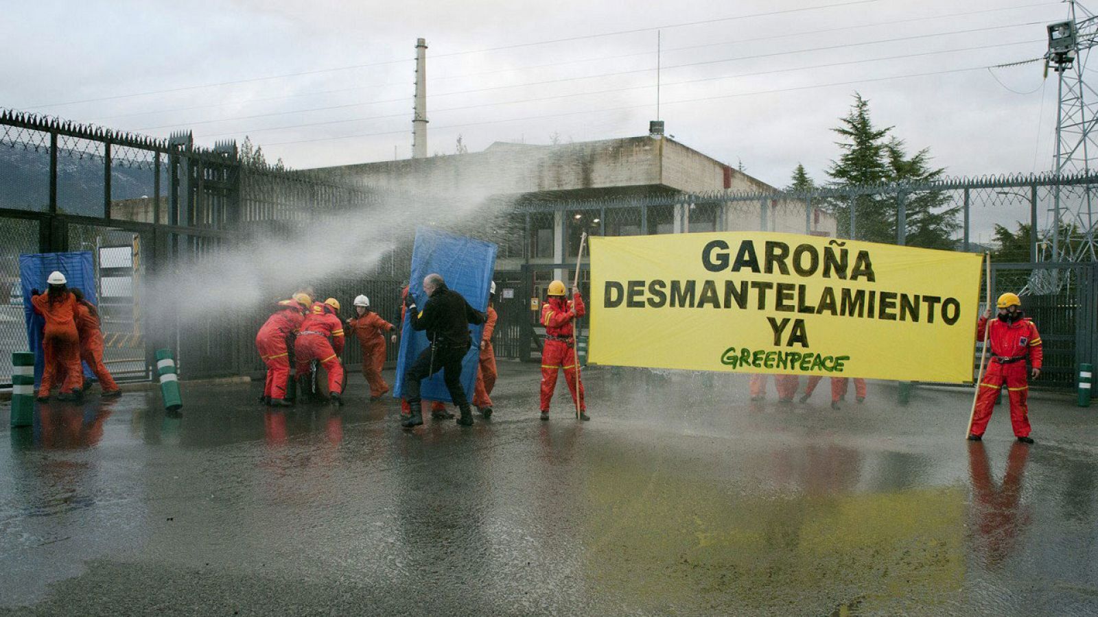 Protesta de Greenpeace en la central nuclear de Garoña en 2014