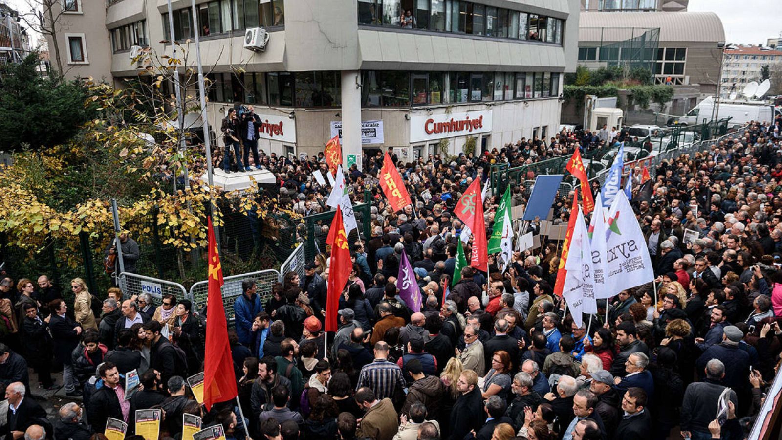 Protestas frente a la sede del diario turco Cumhuriyet.