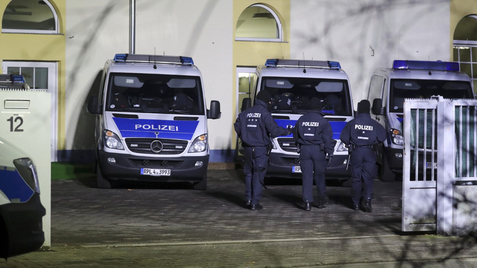 Oficiales de la policía alemana durante las últimas redadas en el estado federado de Hesse.