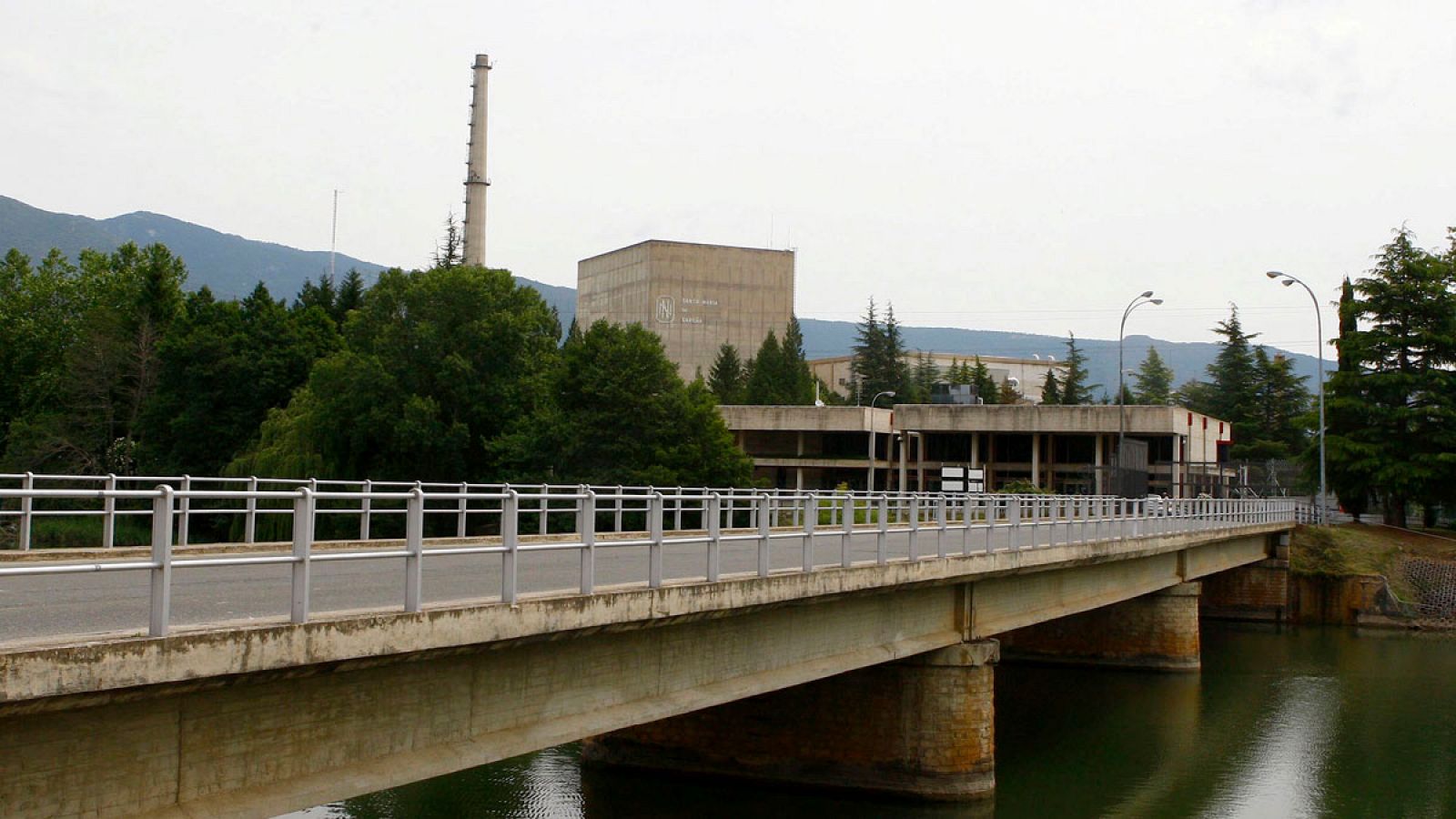 Exterior de la central nuclear de Santa María de Garoña (Burgos) en una imagen de archivo.
