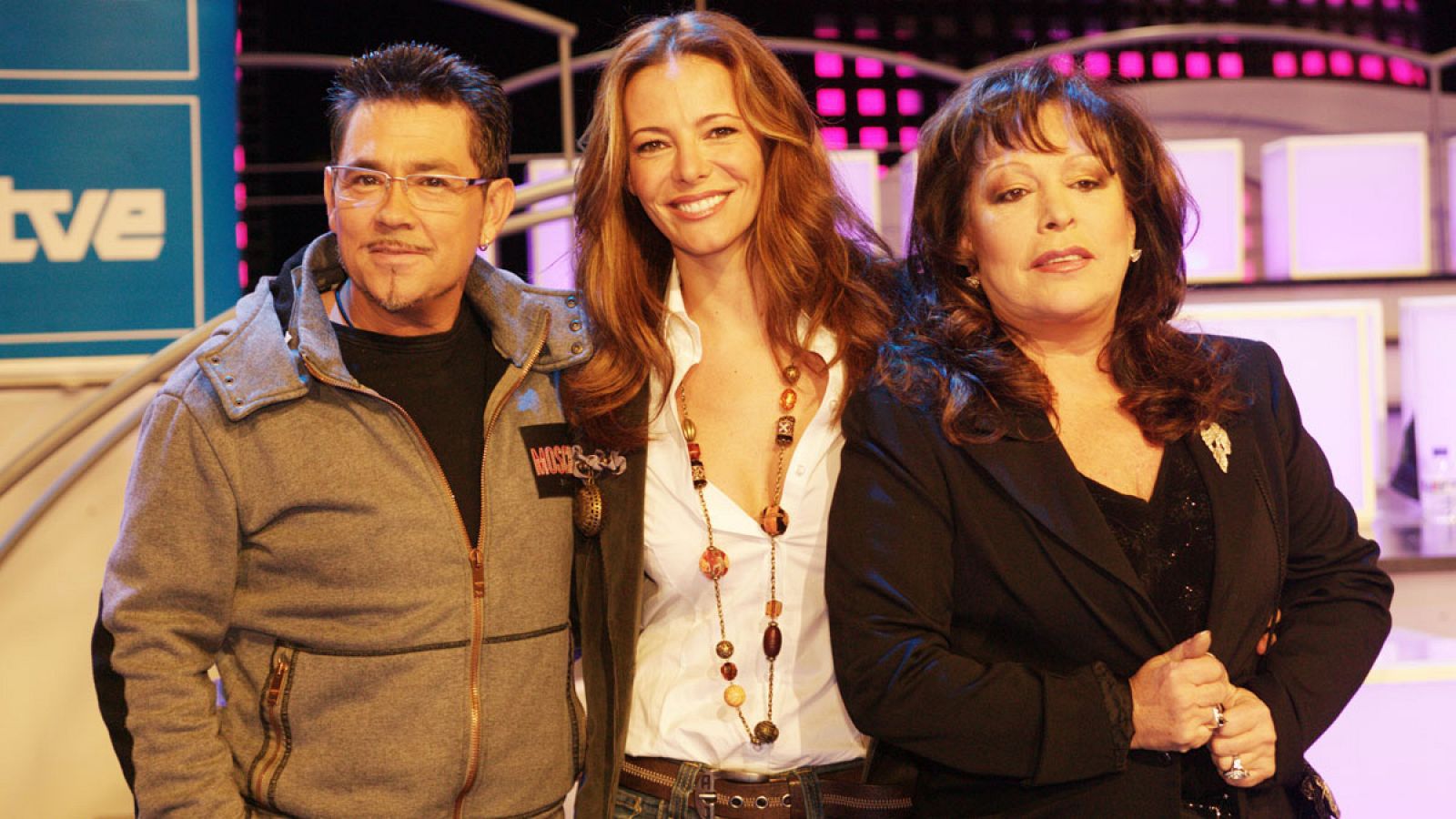 Paula Vázquez rodeada de Mikel Herzog y Massiel en 'Misión Eurovisión 2007'