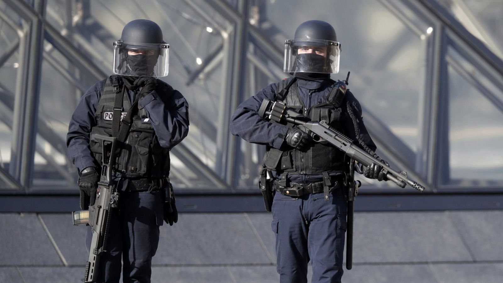 Imagen de archivo de la policía francesa en las inmediaciones del museo del Louvre.