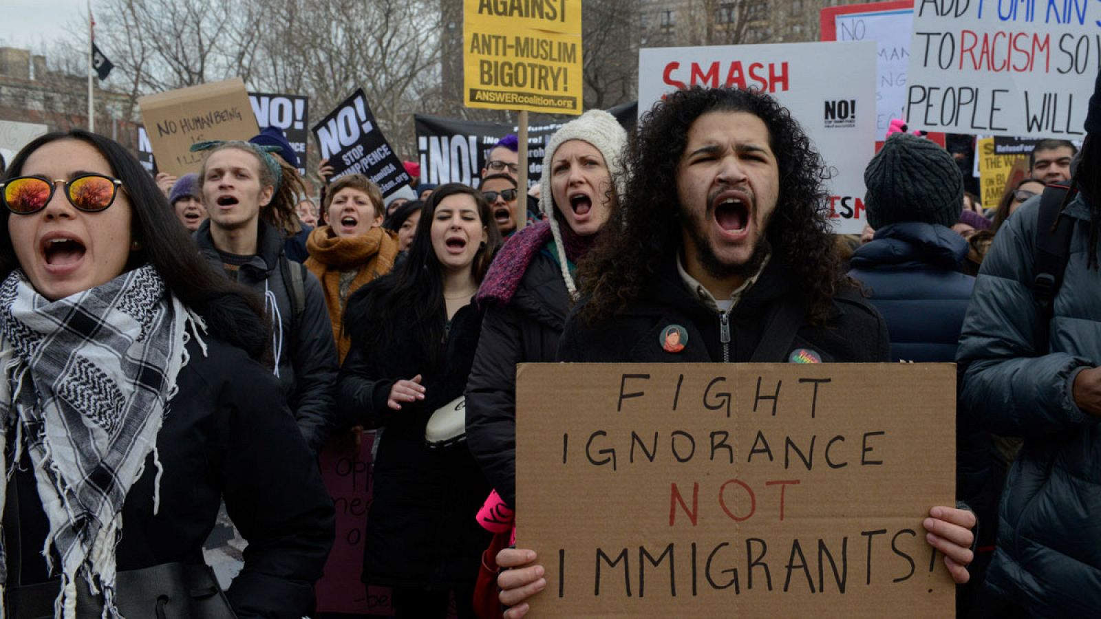 Varios centenares de personas se han concentrado este sábado en la céntrica plaza Washington Square de Nueva York para protestar por las últimas redadas para detener a indocumentados en EE.UU.