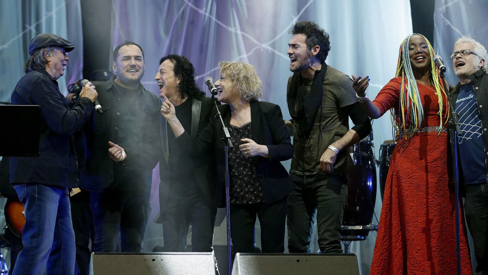 El cantante Joan Manuel Serrat (i), acompañado por Lucrecia (2-d) y Marina Rosell (c) entre otros, durante el "Gran concierto por las personas refugiadas" celebrado en el Palau Sant Jordi de Barcelona.