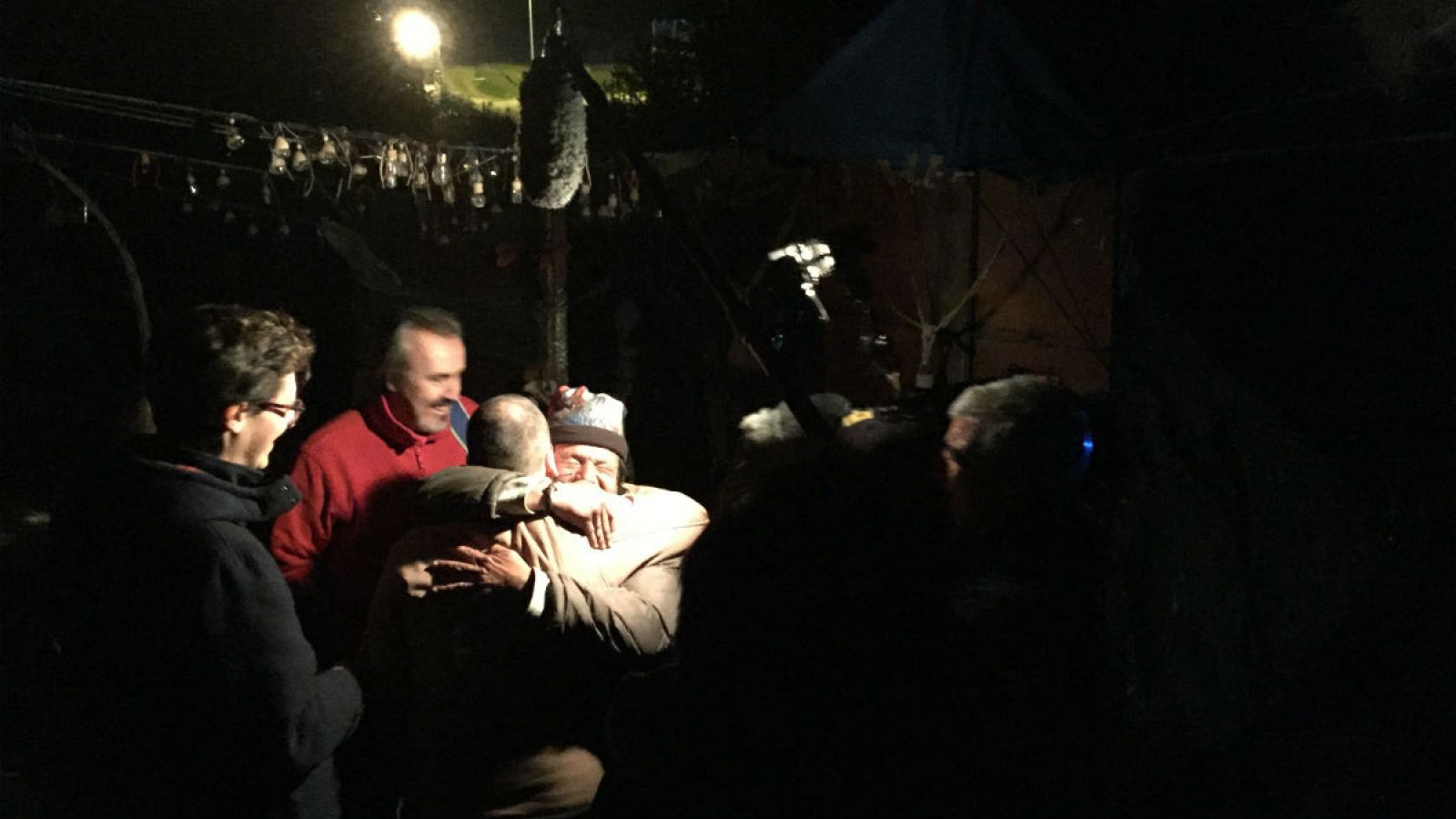 El equipo de calle de Cáritas Jaén visitando a Diego en una de sus rondas nocturnas este invierno.