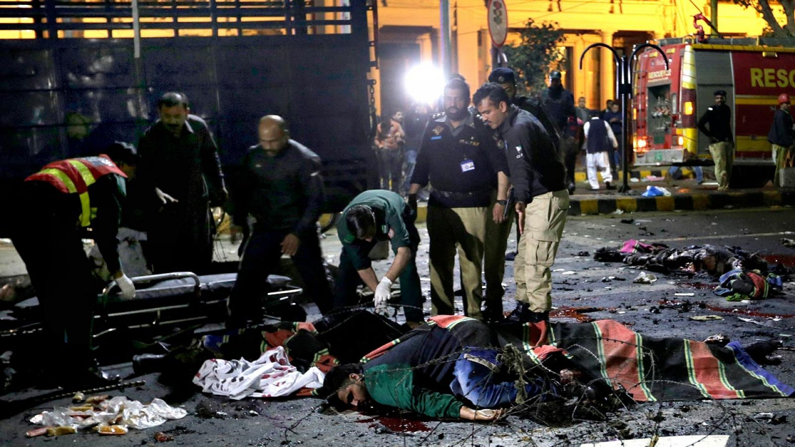 Los equipos de rescate atienden a las víctimas de la explosión en Lahore