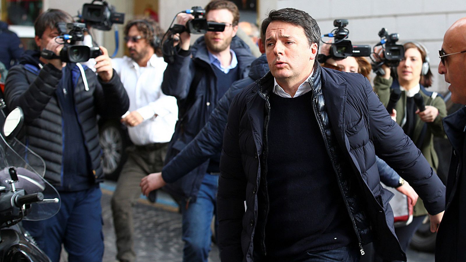 El ex primer ministro italiano, Matteo Renzi, llega a una reunión de la dirección nacional del Partido Democrático italiano.