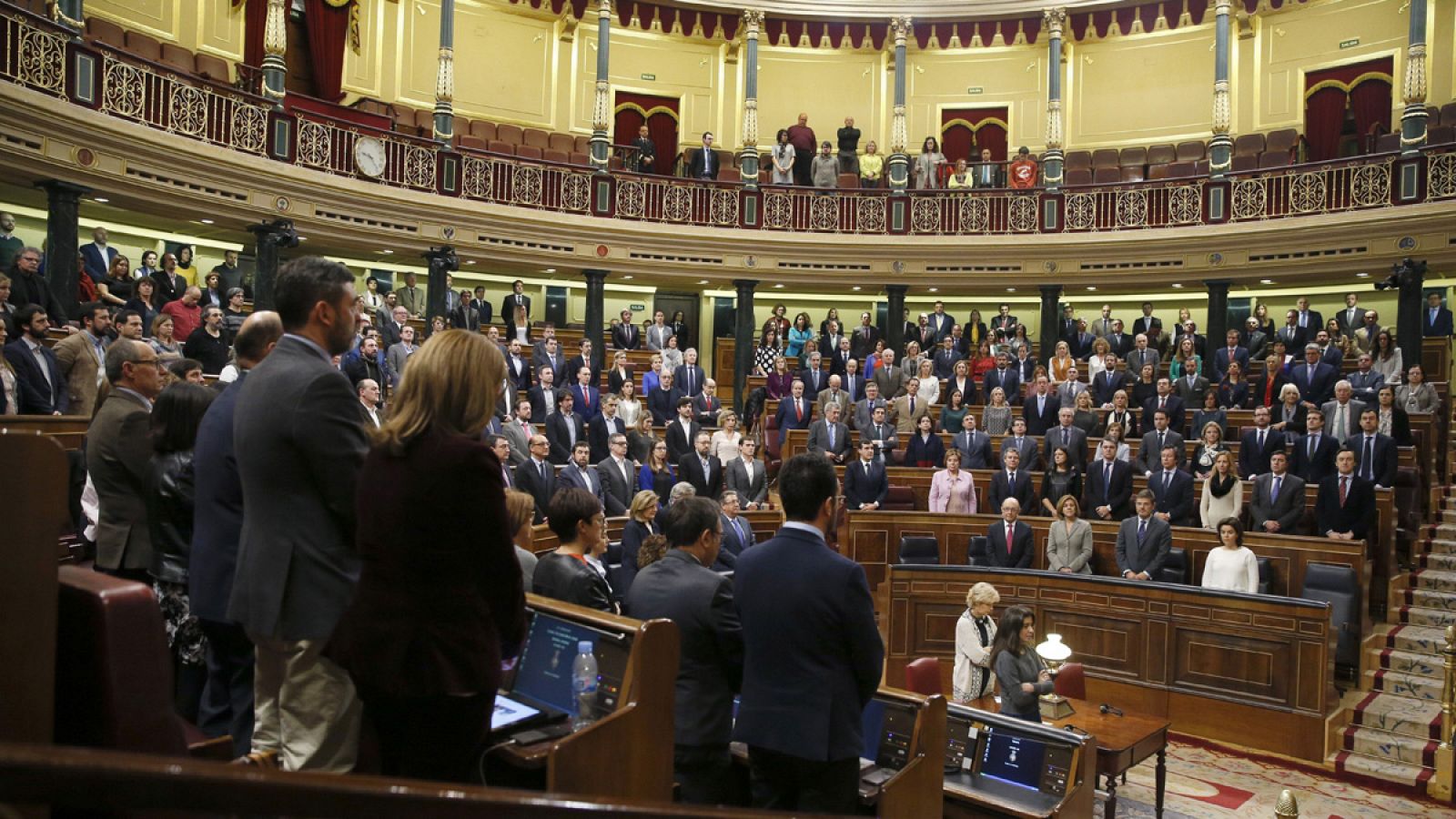 Los diputados guardan un minuto de silencio en recuerdo de las víctimas de la violencia machista al término del pleno del Congreso de los Diputados