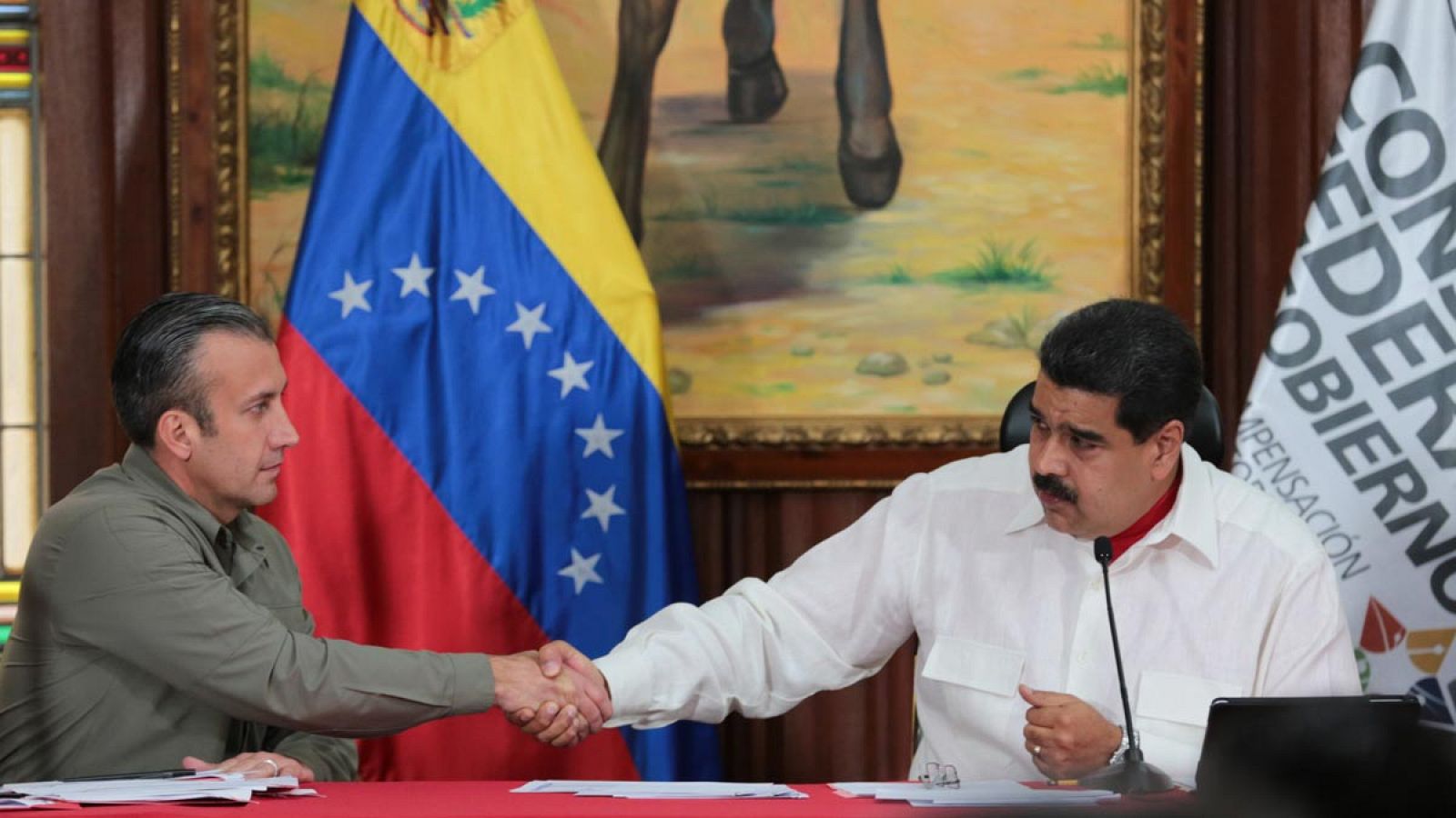 El presidente de Venezuela, Nicolas Maduro (d), junto al vicepresidente de Venezuela, Tareck El Aissami (i), durante un acto de gobierno