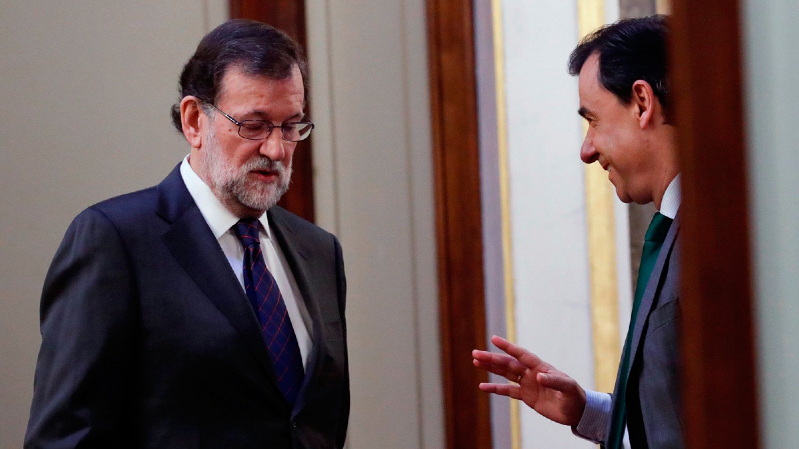 El presidente del Gobierno, Mariano Rajoy,y Fernando Martinez Maillo, en el Congreso, poco antes de la sesión de control al Gobierno.