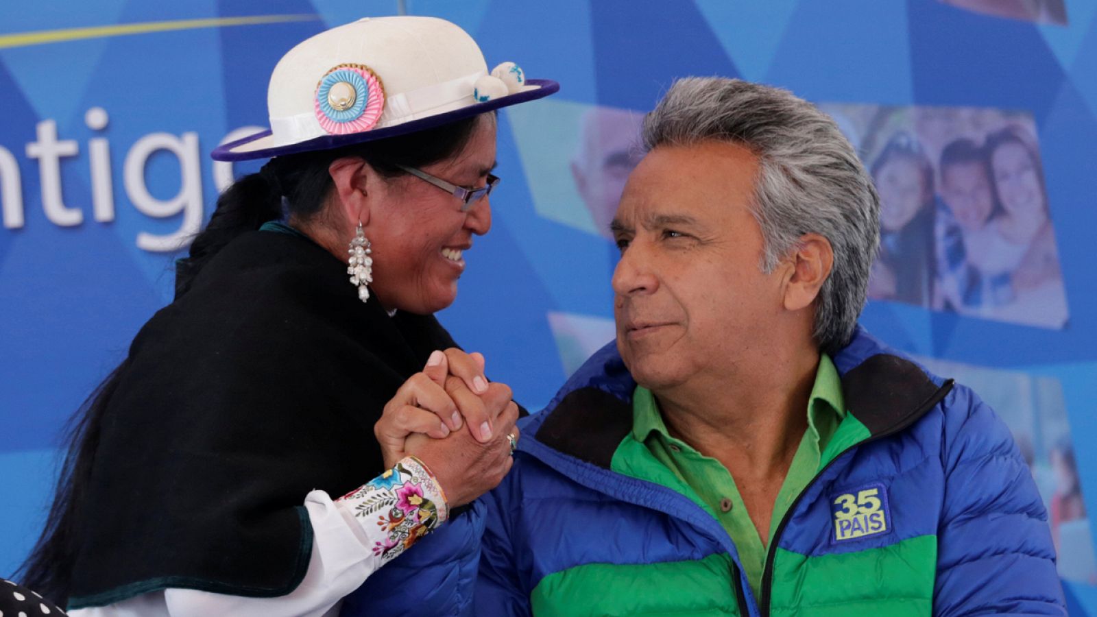 El candidato oficialista Lenin Moreno, favorito a la presidencia, saluda en un mitin a una una miembro de la comunidad indígena de Quito.