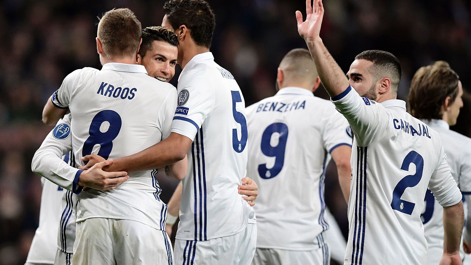 Los jugadores del Real Madrid celebran el gol de Casemiro.
