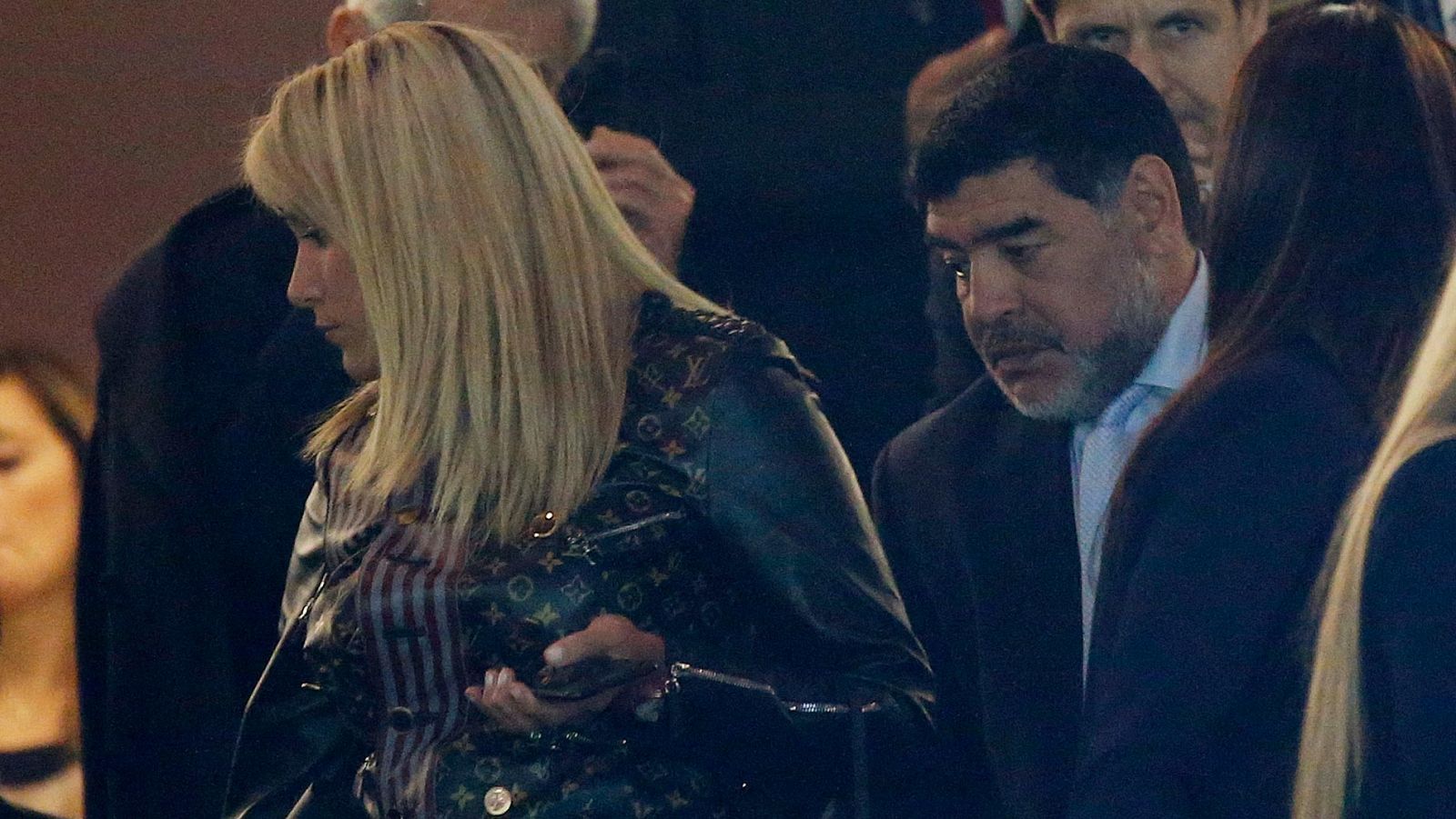 Maradona y su novia en el palco del Bernabéu