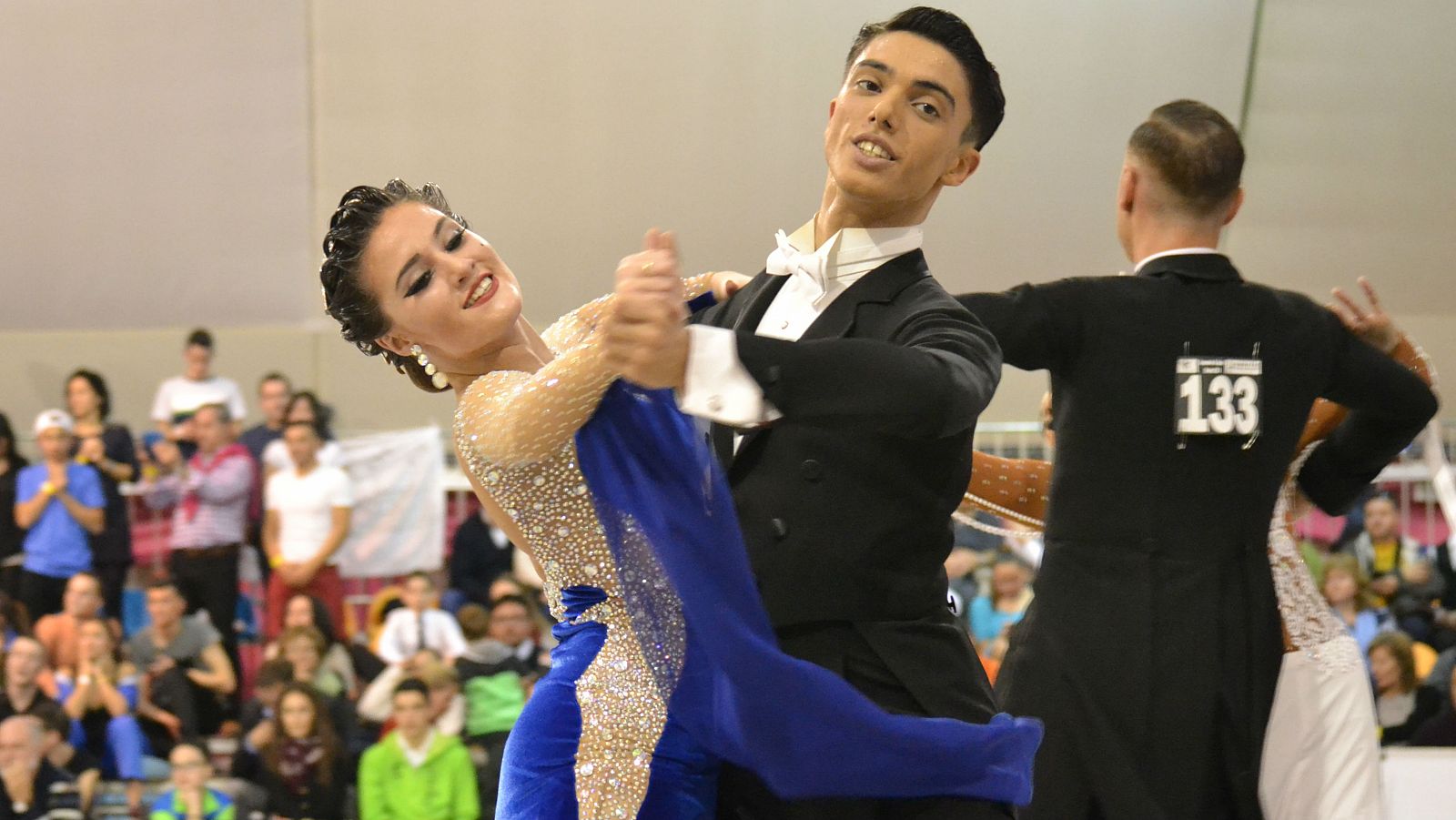 Una pareja baila en un campeonato de baile deportivo standard