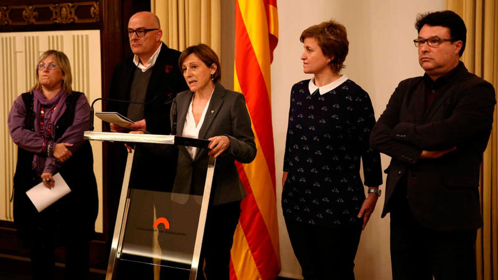 La presidenta del Parlament, Carme Forcadell (c), junto a los miembros de la Mesa, Lluís Corminas (2i), Anna Simò (2d), Joan Josep Nuet (d), y Ramona Barrufet (i)
