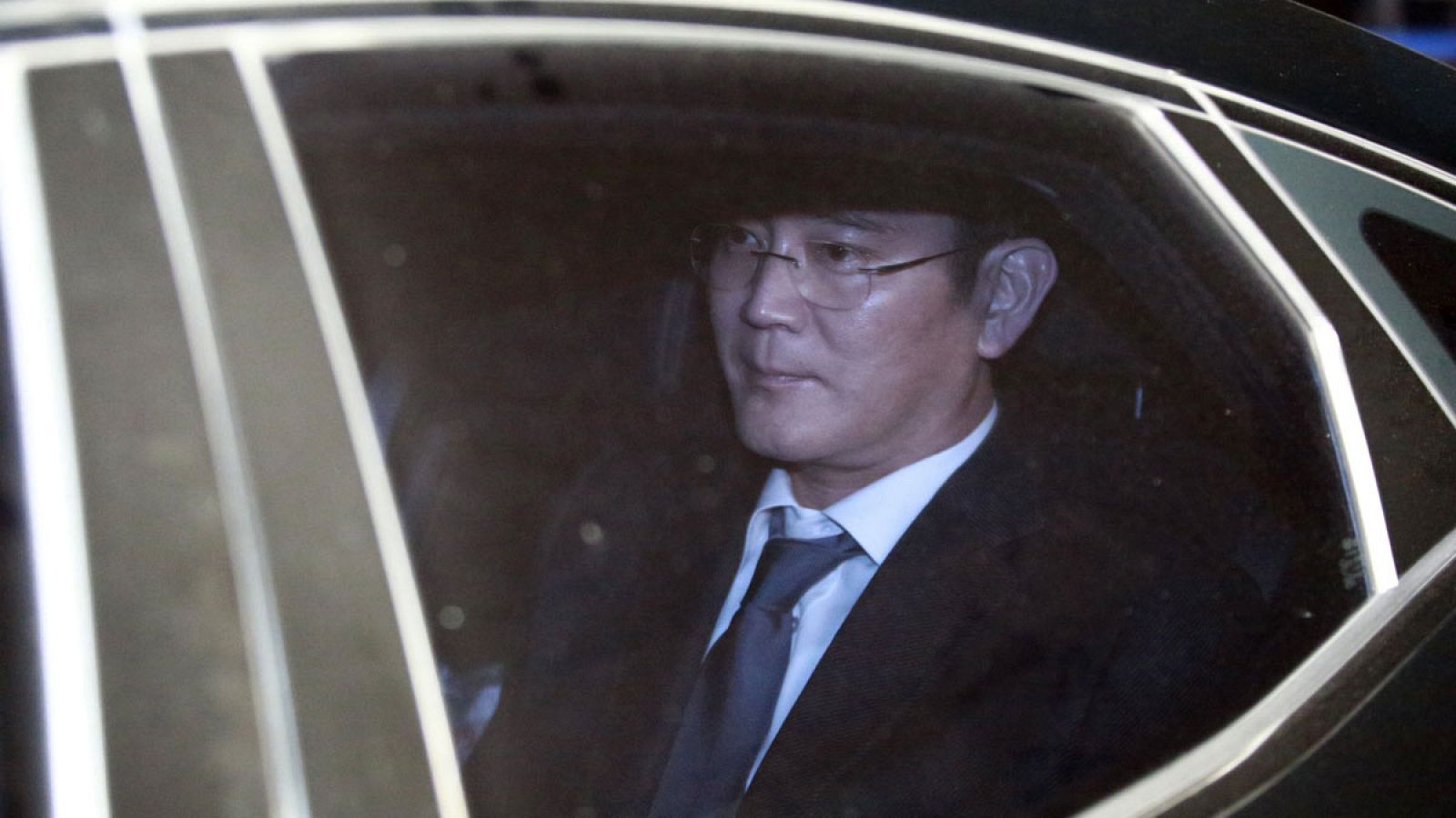 El heredero del grupo Samsung y vicepresidente de Samsung Electronics, Lee Jae-yong , accede al centro de detención en espera de la decisión del tribunal en Seúl (Corea del Sur) el jueves 16 de febrero de 2017.