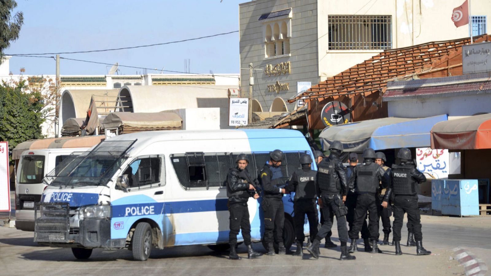 Soldados tunecinos vigilan tras el ataque terrorista cometido por un comando de yihadistas infiltrados desde Libia, en una comisaría y un cuartel en la ciudad tunecina de Ben Gardane, el 7 de marzo del 2016.