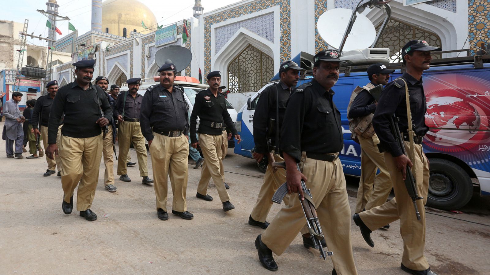 La policía paquistaní rodea el templo de Lal Shahbaz Qalandar, en la zona de Shewan, tras el atentado.