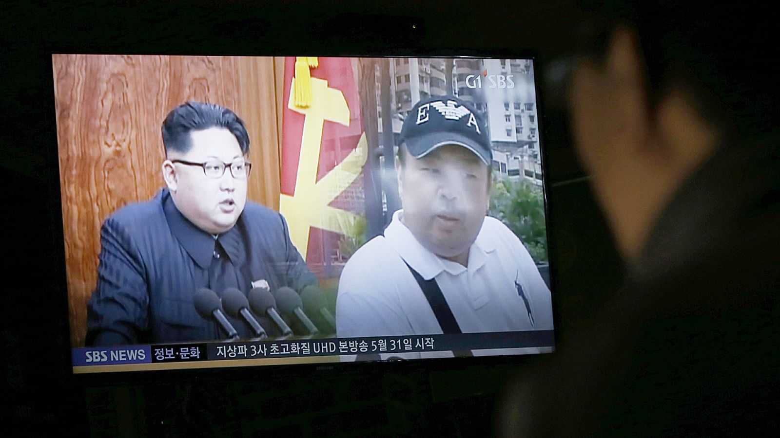 Un ciudadano surcoreano observa un informativo en la televisión que trata sobre la muerte de Kim Jong-nam, hermano mayor del líder norcoreano.