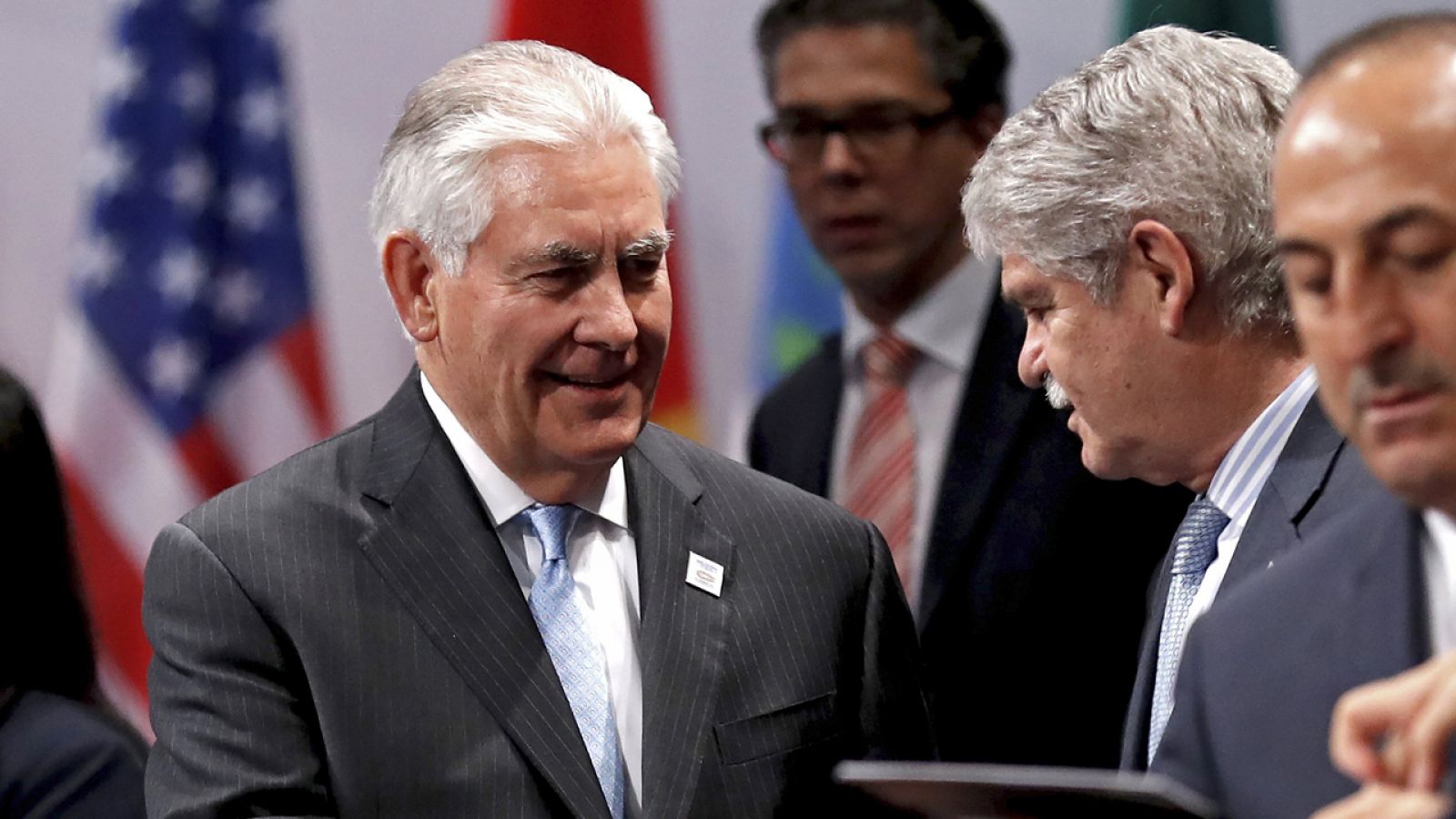 El secretario de Estado de EE.UU. Rex Tillerson conversa con el ministro de Exteriores español, Alfonso Dastis