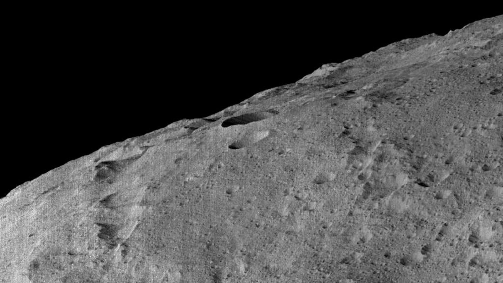 Imagen de la superficie del planeta enano Ceres, tomada por la NASA