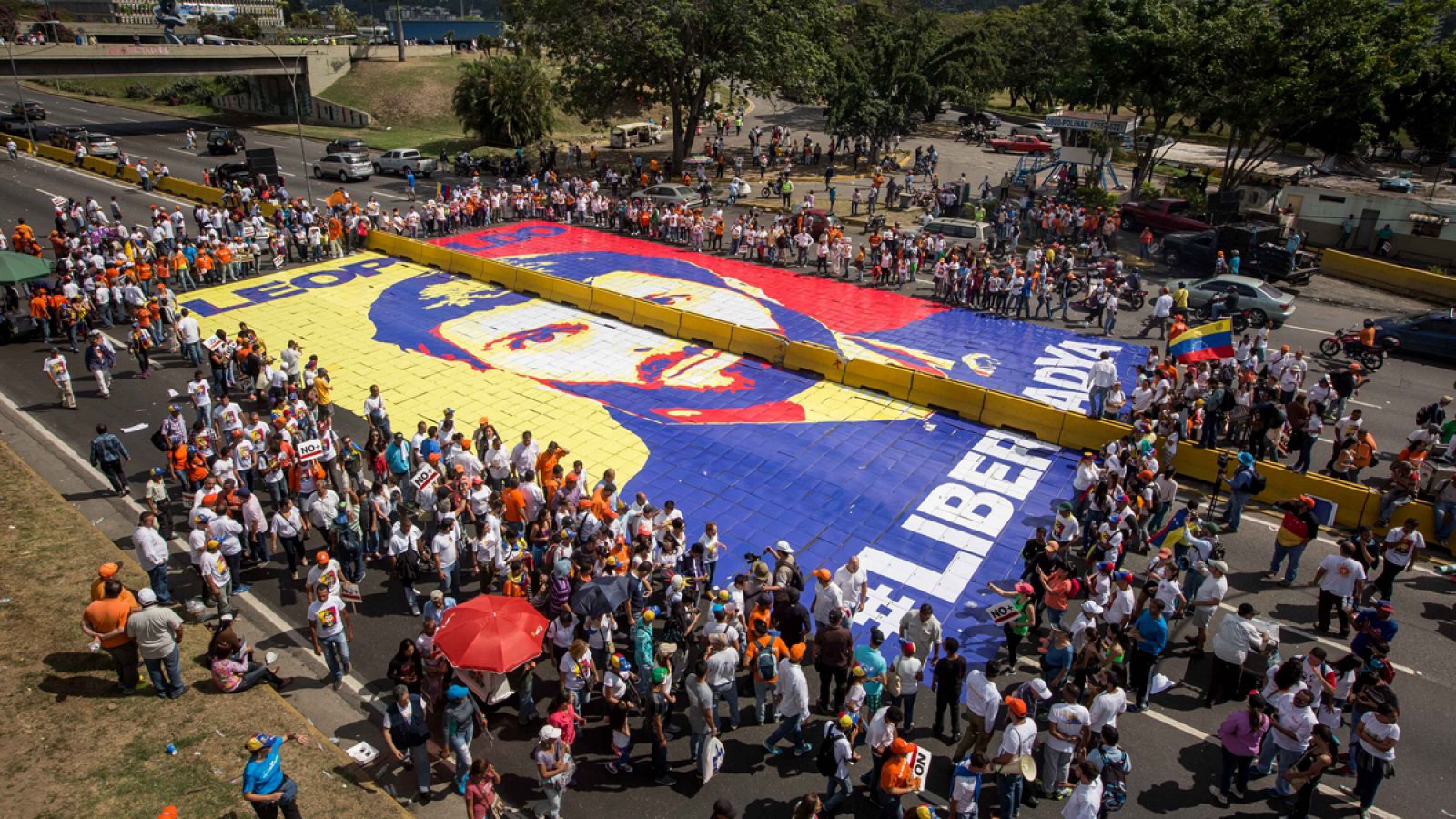 Seguidores de Leopoldo López marchan en Caracas para pedir su libertad.