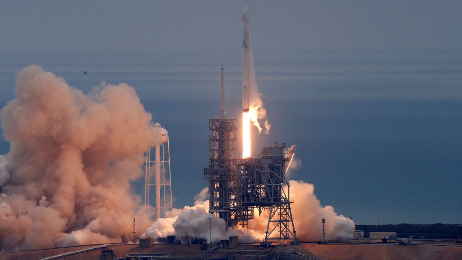 Imagen del lanzamiento del Falcon 9 de SpaceX desde la plataforma 39A del centro Kennedy de la NASA en Florida (EE.UU.).