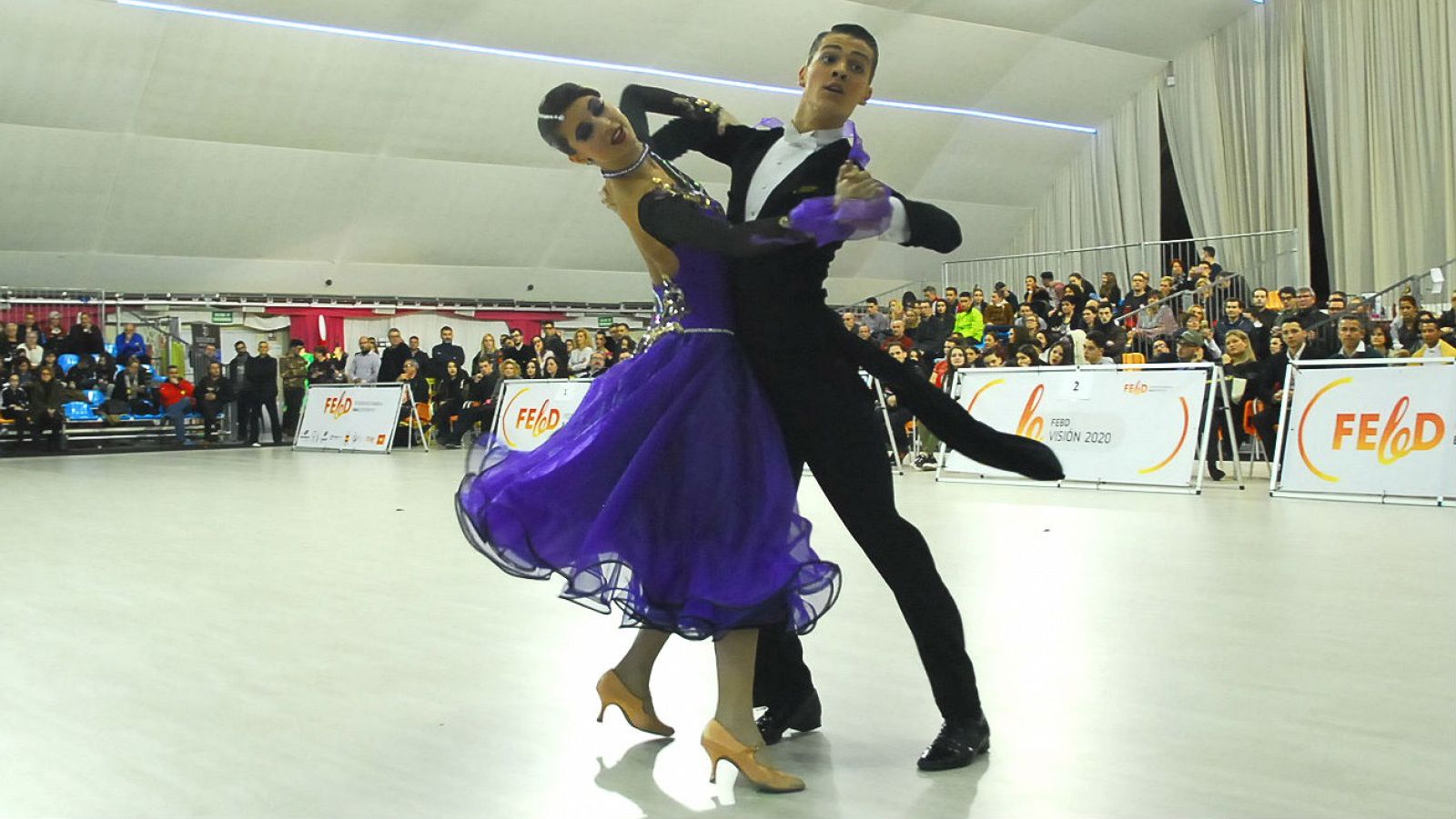 Una pareja baila en el Campeonato de España de Baile Deportivo Standard 2017.