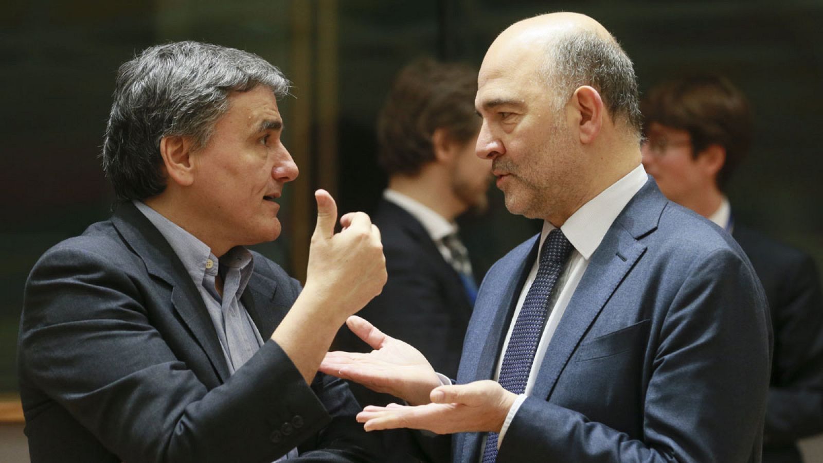 El comisario europeo de Asuntos Económicos y Monetarios, Pierre Moscovici, conversa con el ministro griego de Finanzas, Euclides Tsakalotos.