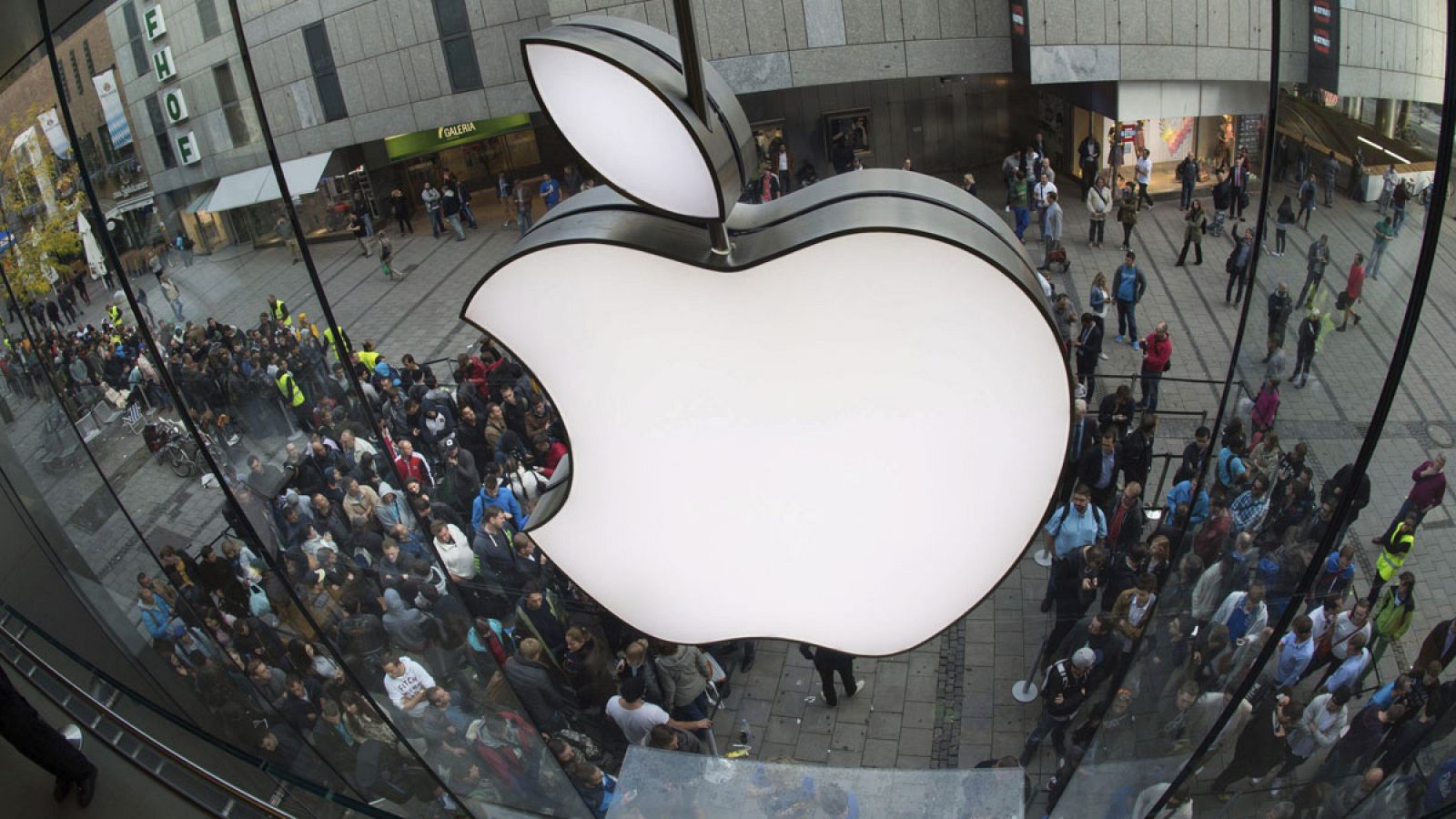 Cientos de personas congregadas delante de la tienda de Apple en Múnich (Alemania).