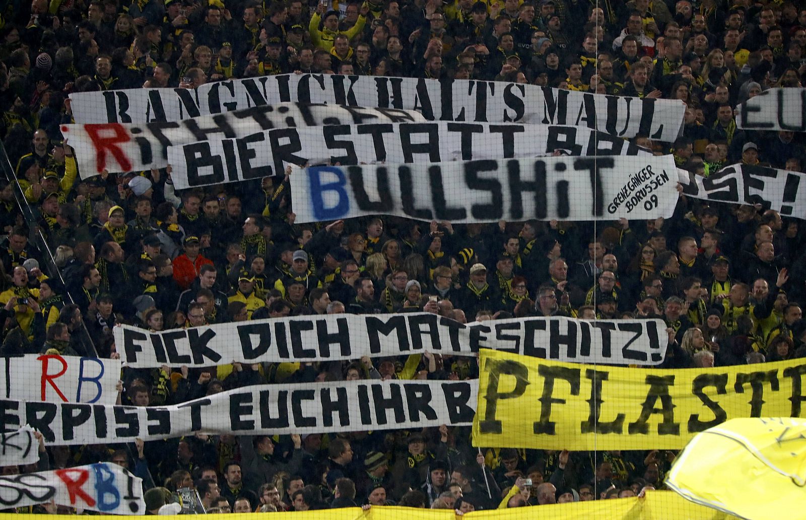 Pancartas de protesta contra el Leipzig en las gradas del Borussia Dortmund