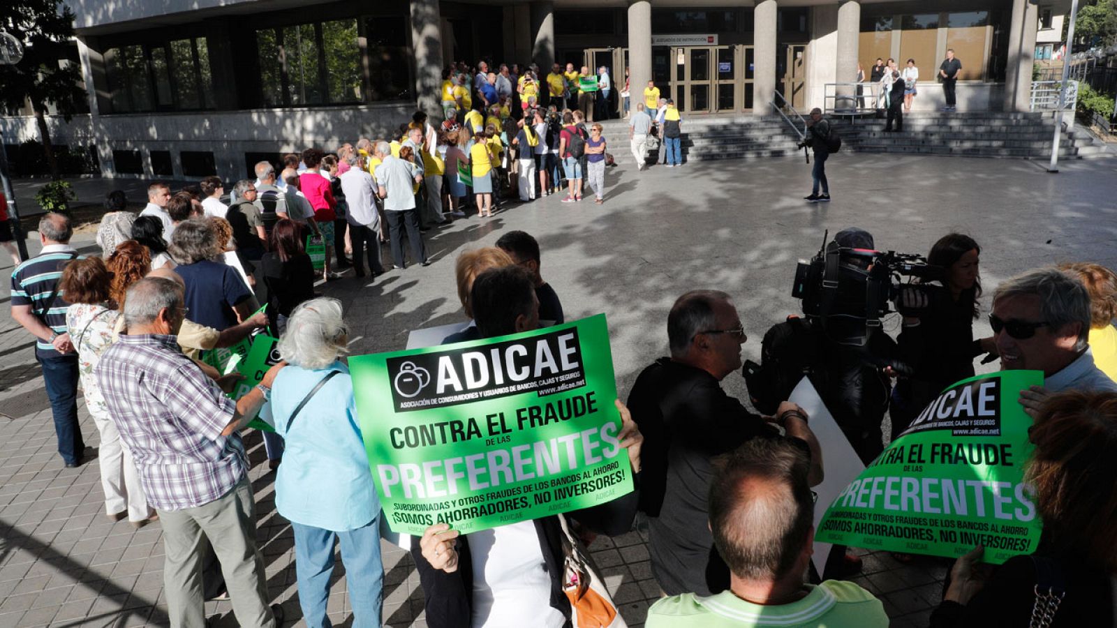 Afectados por las preferentes de Caja Madrid haciendo cola para entrar en el juicio en julio