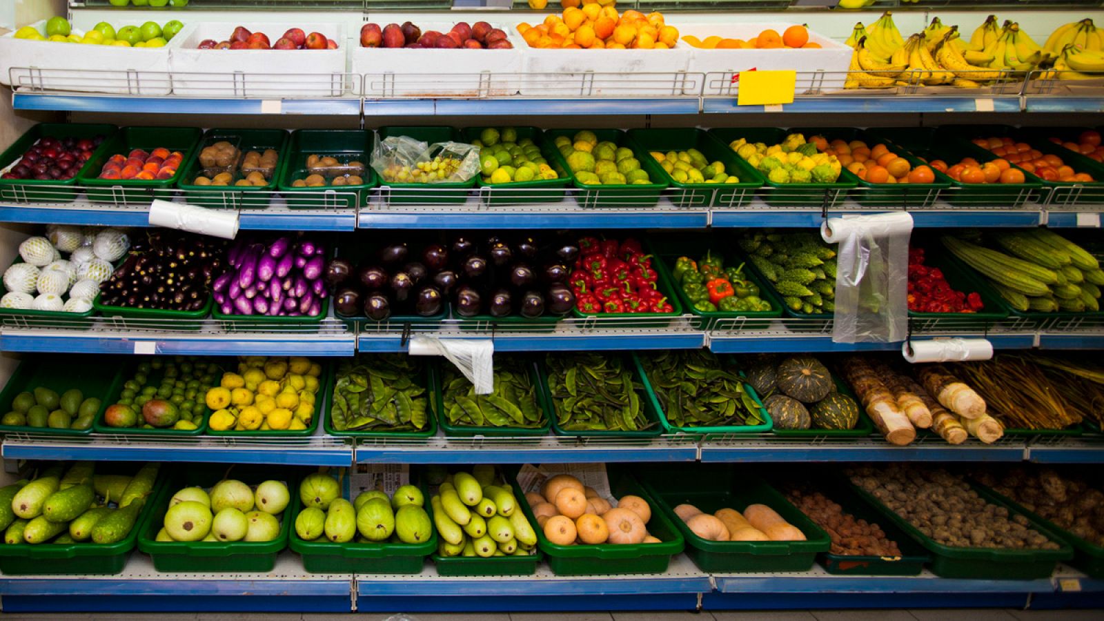 Mostrador de un supermercado con frutas y verduras
