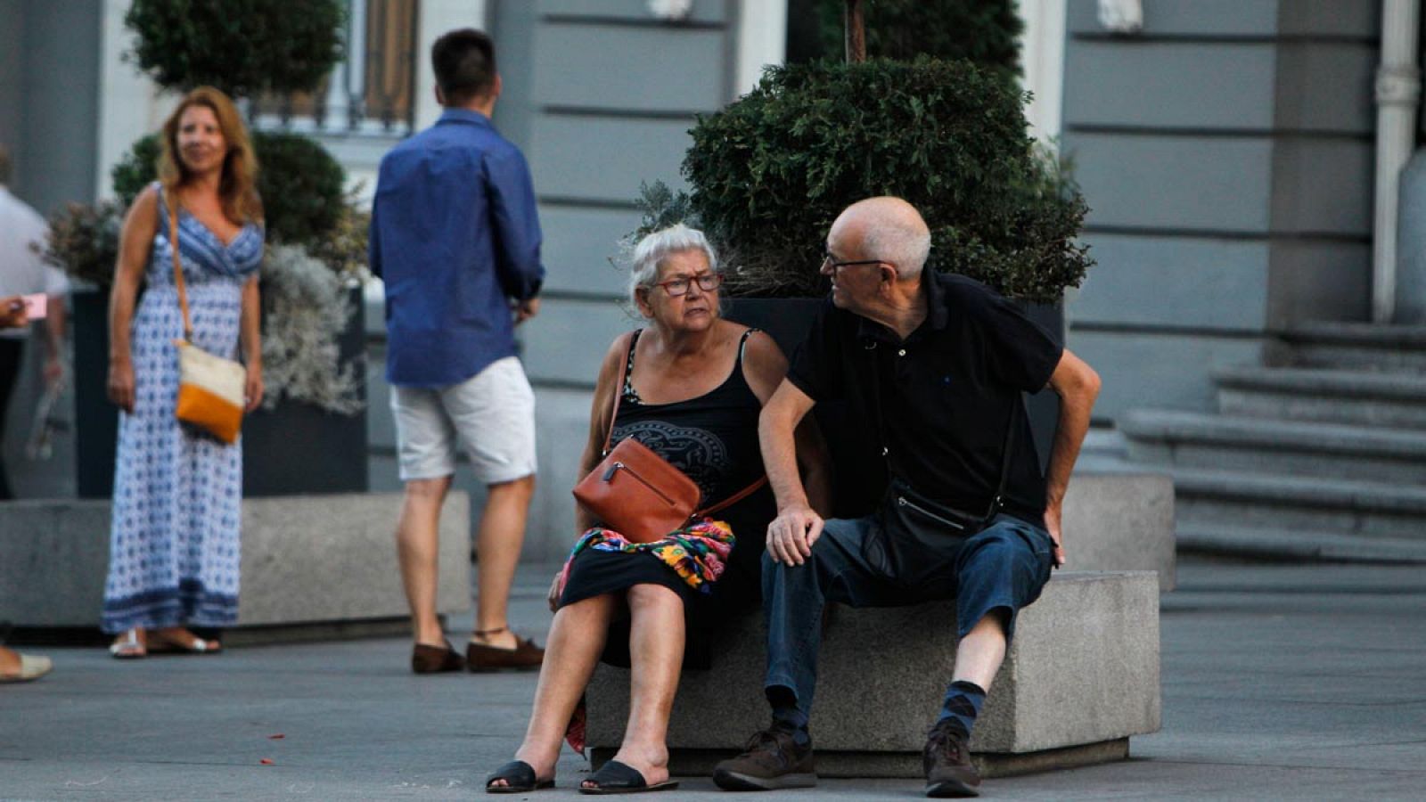 Imagen de archivo de una pareja de ancianos en las calles de Madrid