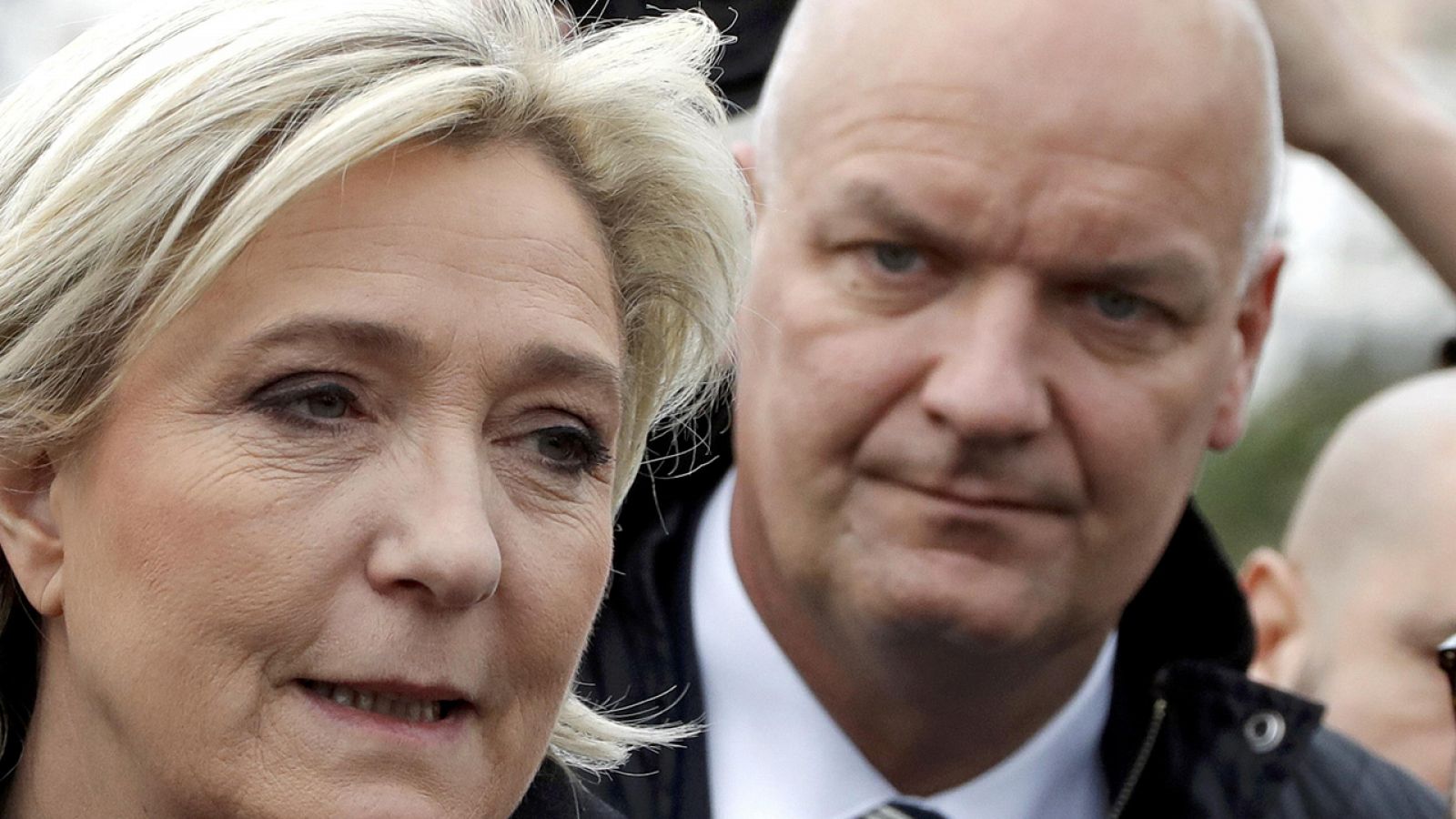 Marine Le Pen, líder del Frent Nacional francés, fotografiada junto a su guardaespaldas Thierry Légier