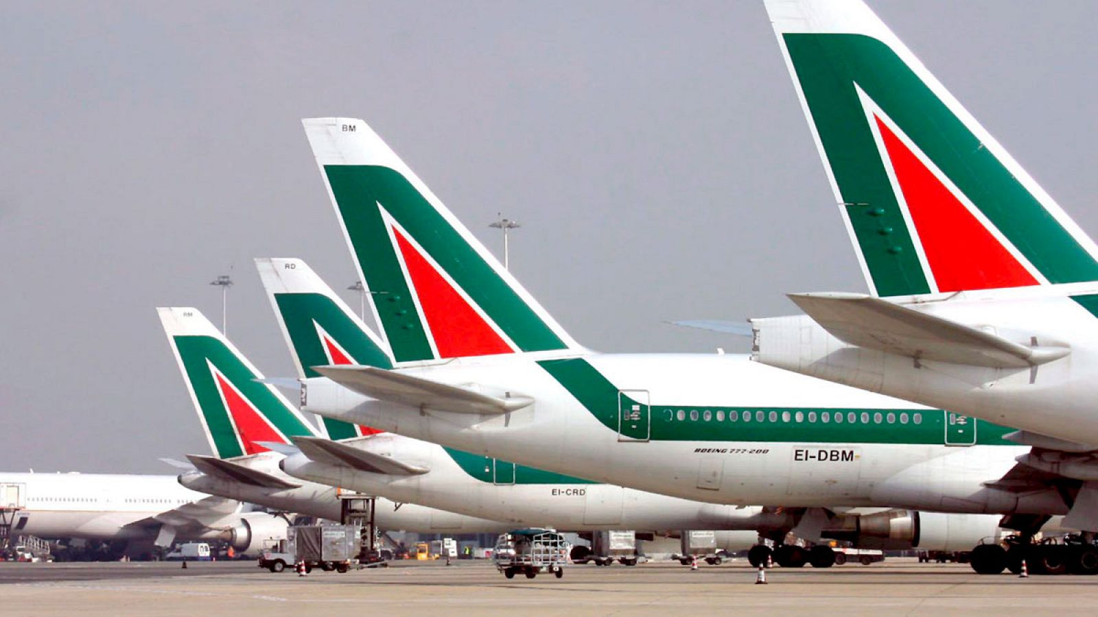 Varios aviones de Alitalia en el aeropuerto internacional Leonardo da Vinci de Fiumicino, Roma, (Italia).