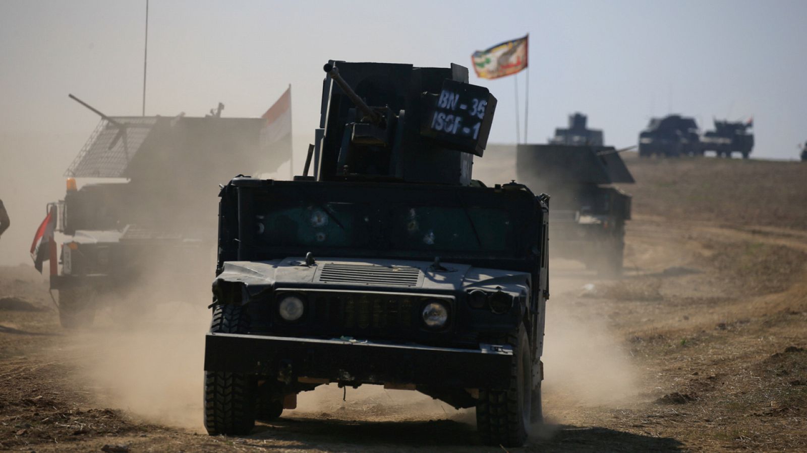 Las tropas del servicio antiterrorista iraquíes avanzan hacia el complejo militar Ghozlani, al sur de Mosul.
