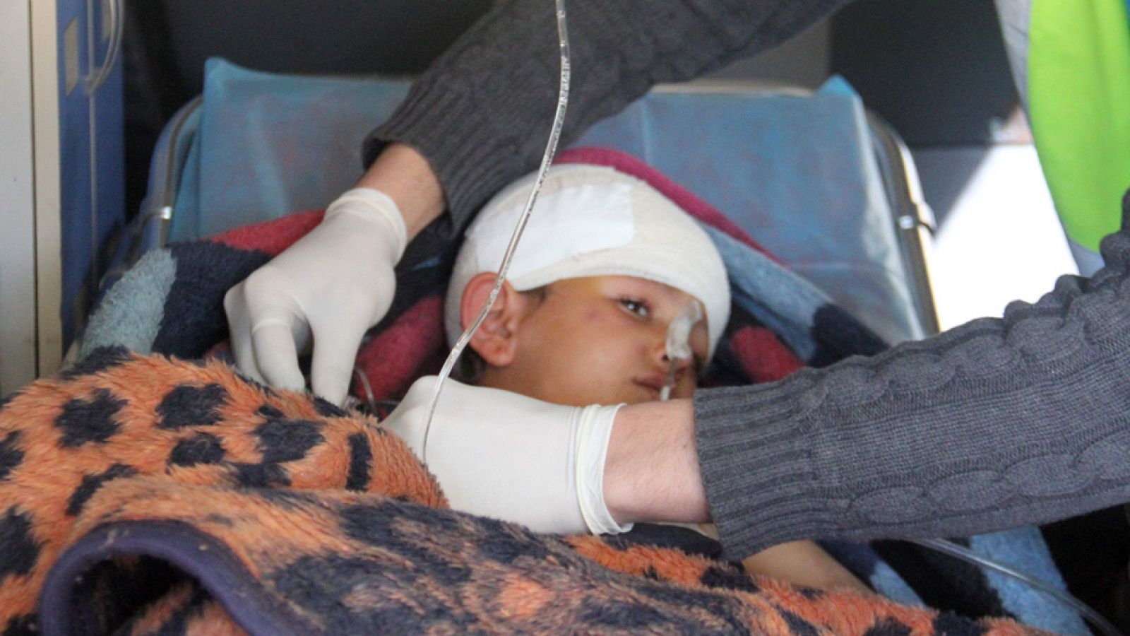 El niño sirio Abdel Basset Al-Satuf es evacuado en una ambulancia tras perder las piernas en un bombardeo en Idlib, Siria