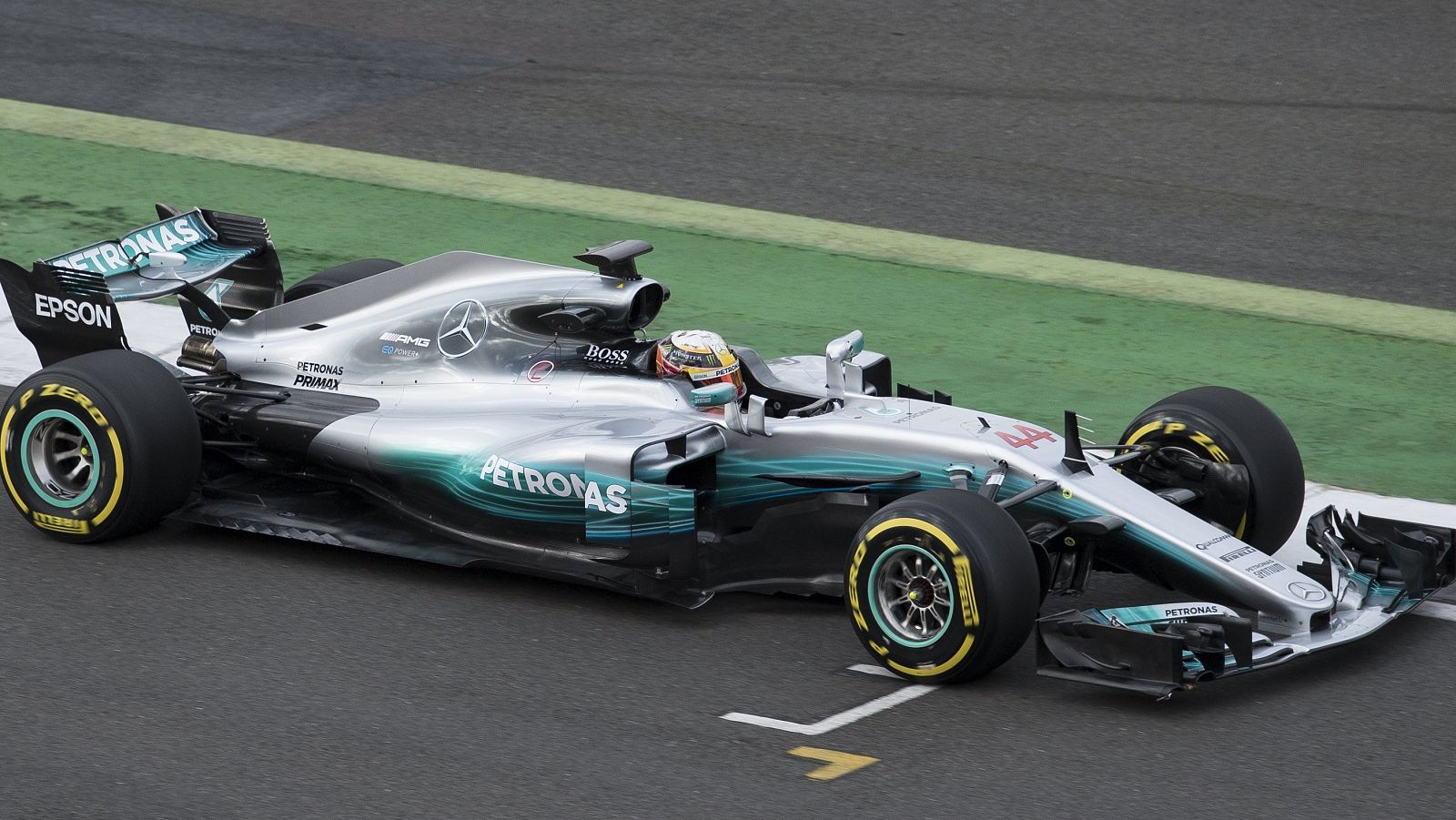 Lewis Hamilton prueba el nuevo W08 de Mercedes en su presentación